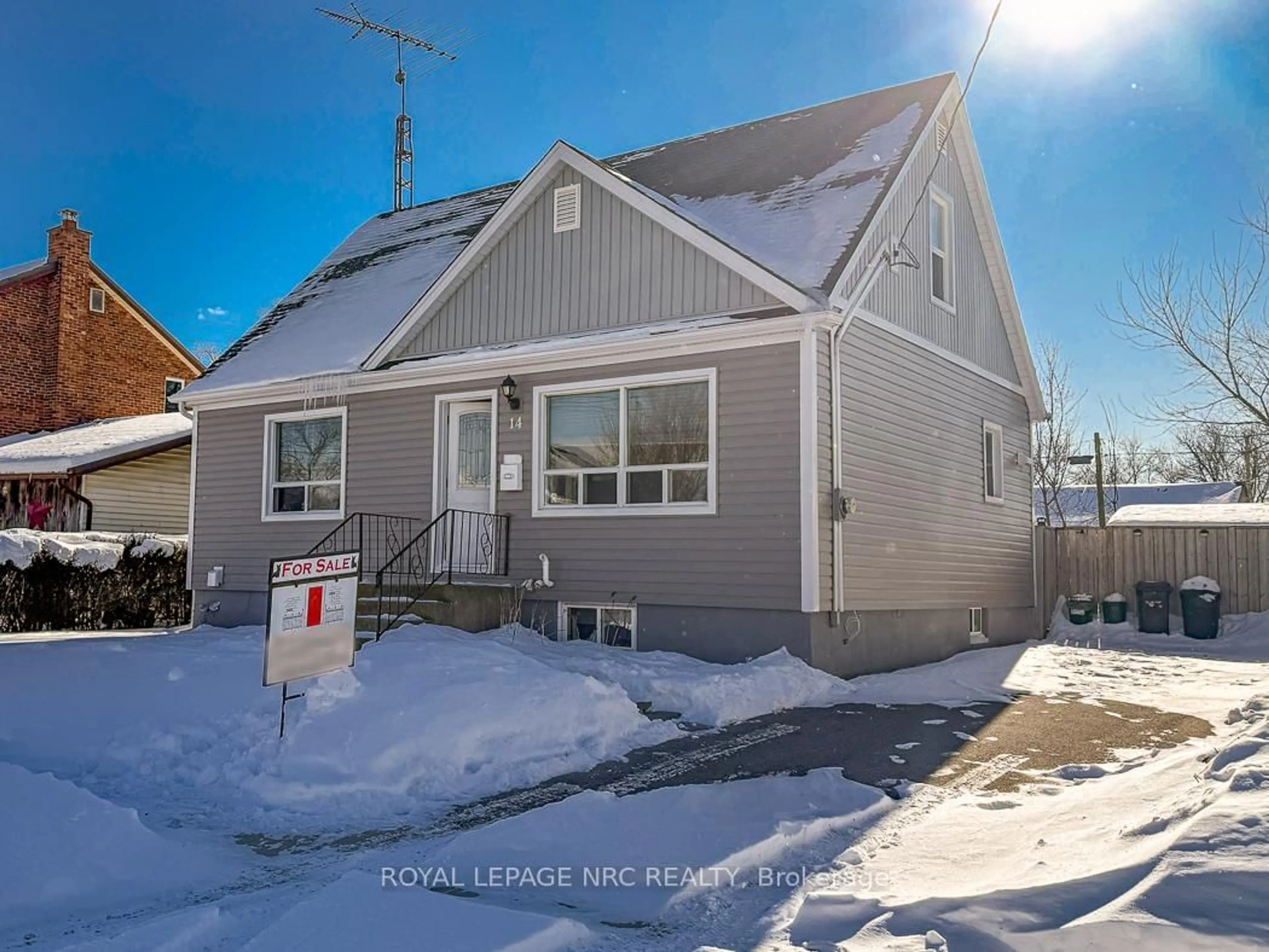 Home with vinyl exterior material, street for 14 Oakwood Ave, St. Catharines Ontario L2P 1L1