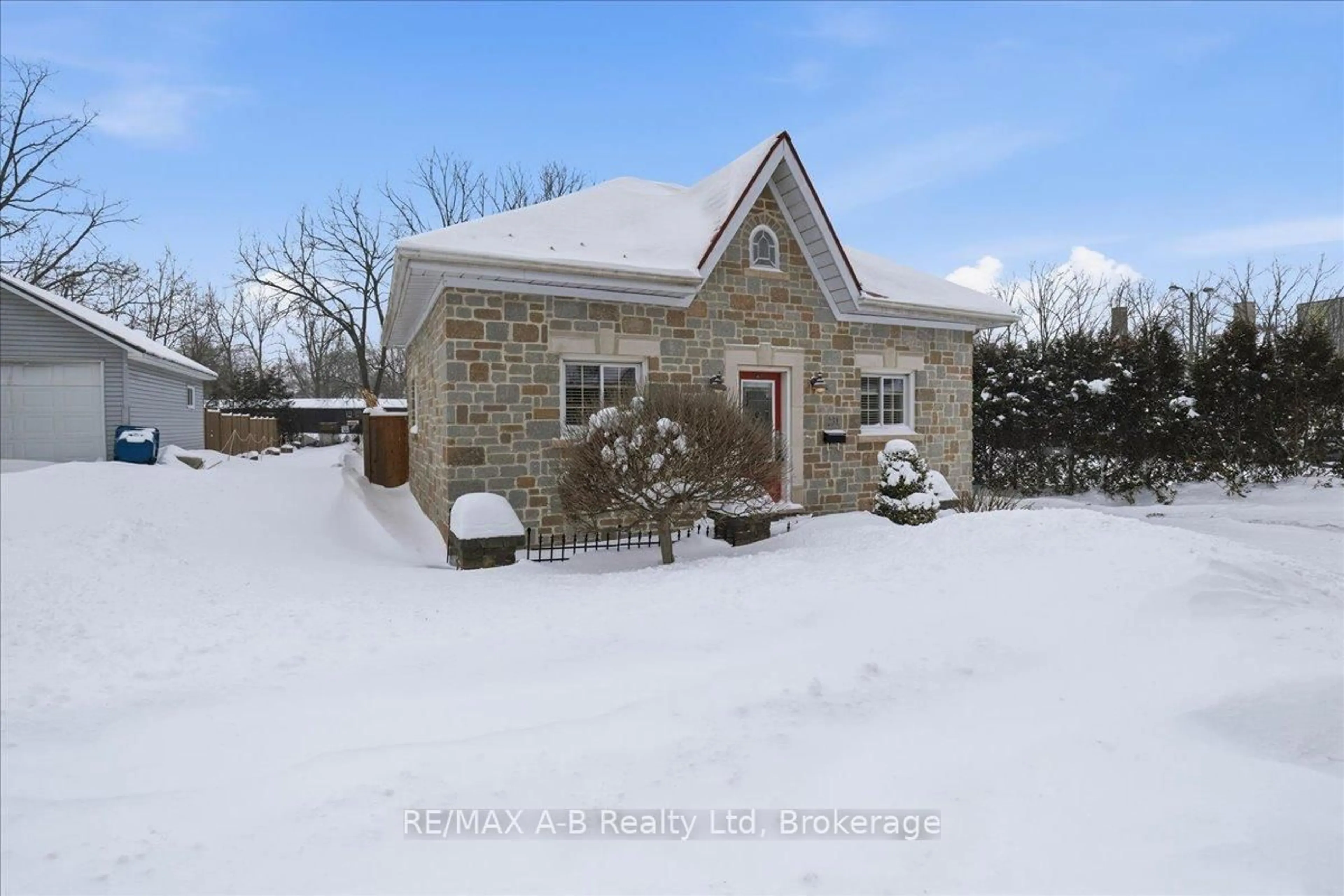 A pic from outside/outdoor area/front of a property/back of a property/a pic from drone, building for 231 West Gore St, Stratford Ontario N5A 1K7