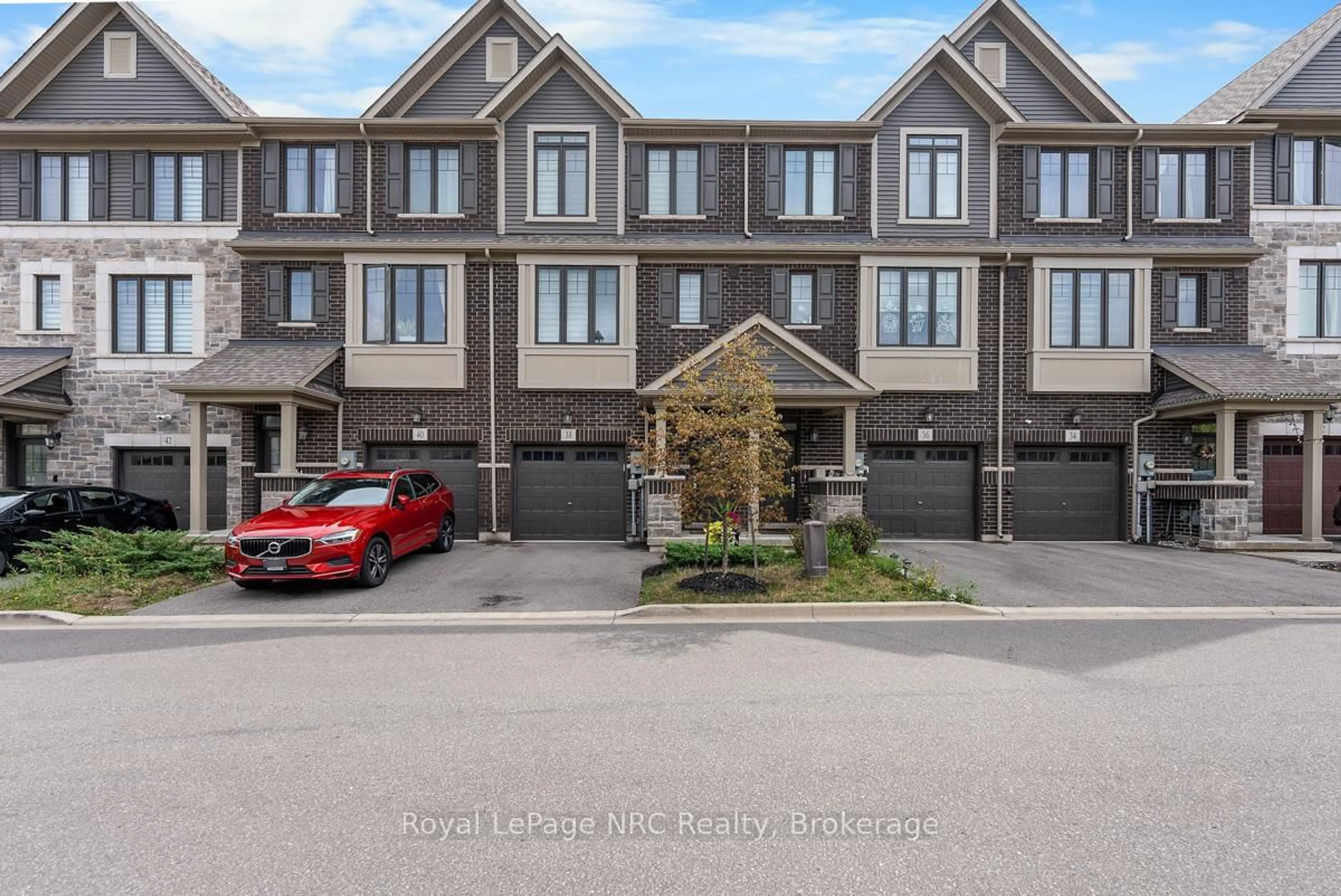 A pic from outside/outdoor area/front of a property/back of a property/a pic from drone, street for 38 Hibiscus Lane, Hamilton Ontario L8K 0A4