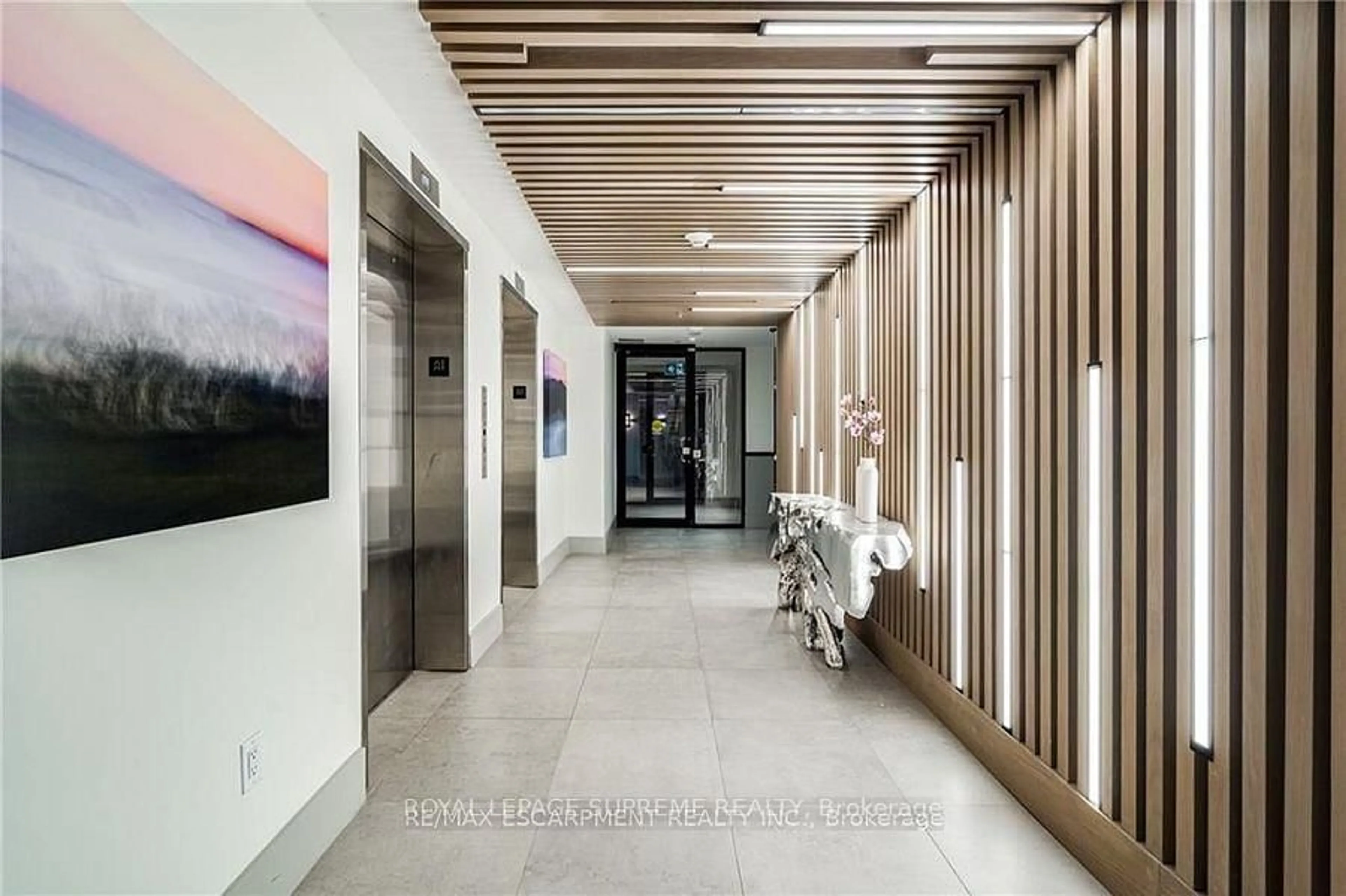 Indoor foyer for 600 NORTH SERVICE Rd #324, Hamilton Ontario L8E 5A7