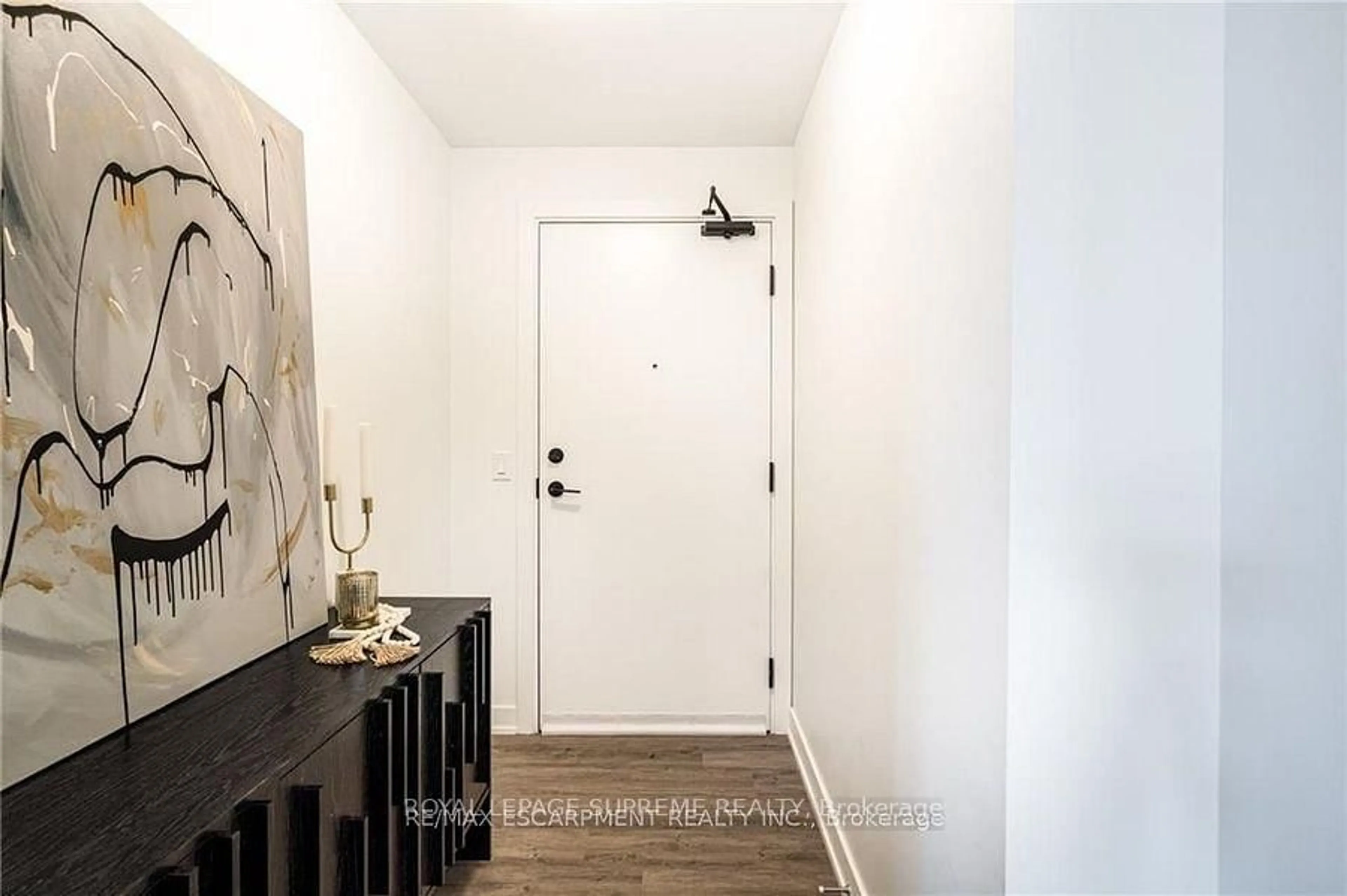 Indoor entryway for 600 NORTH SERVICE Rd #324, Hamilton Ontario L8E 5A7