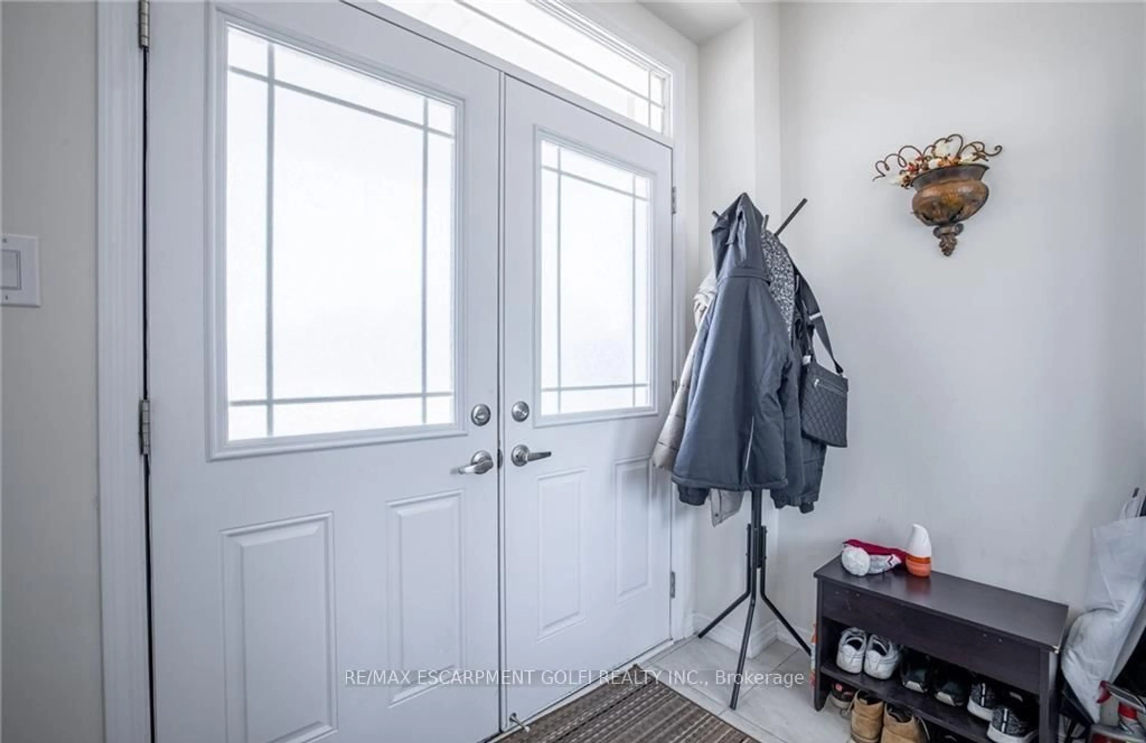 Indoor entryway for 8713 Sourgum Ave, Niagara Falls Ontario L8P 2J5