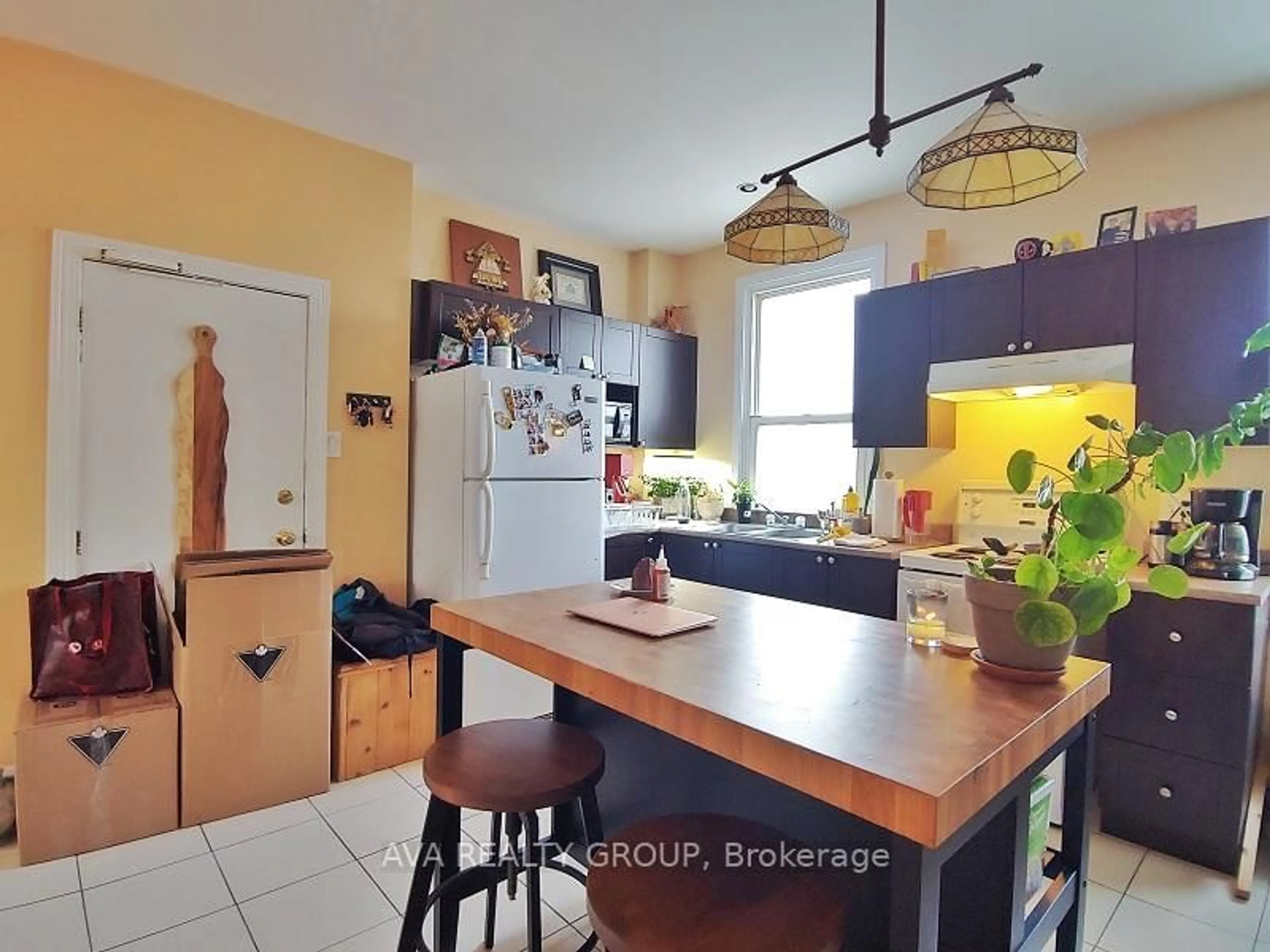 Open concept kitchen, ceramic/tile floor for 554 Highcroft Ave, Ottawa Ontario K1Z 5J5