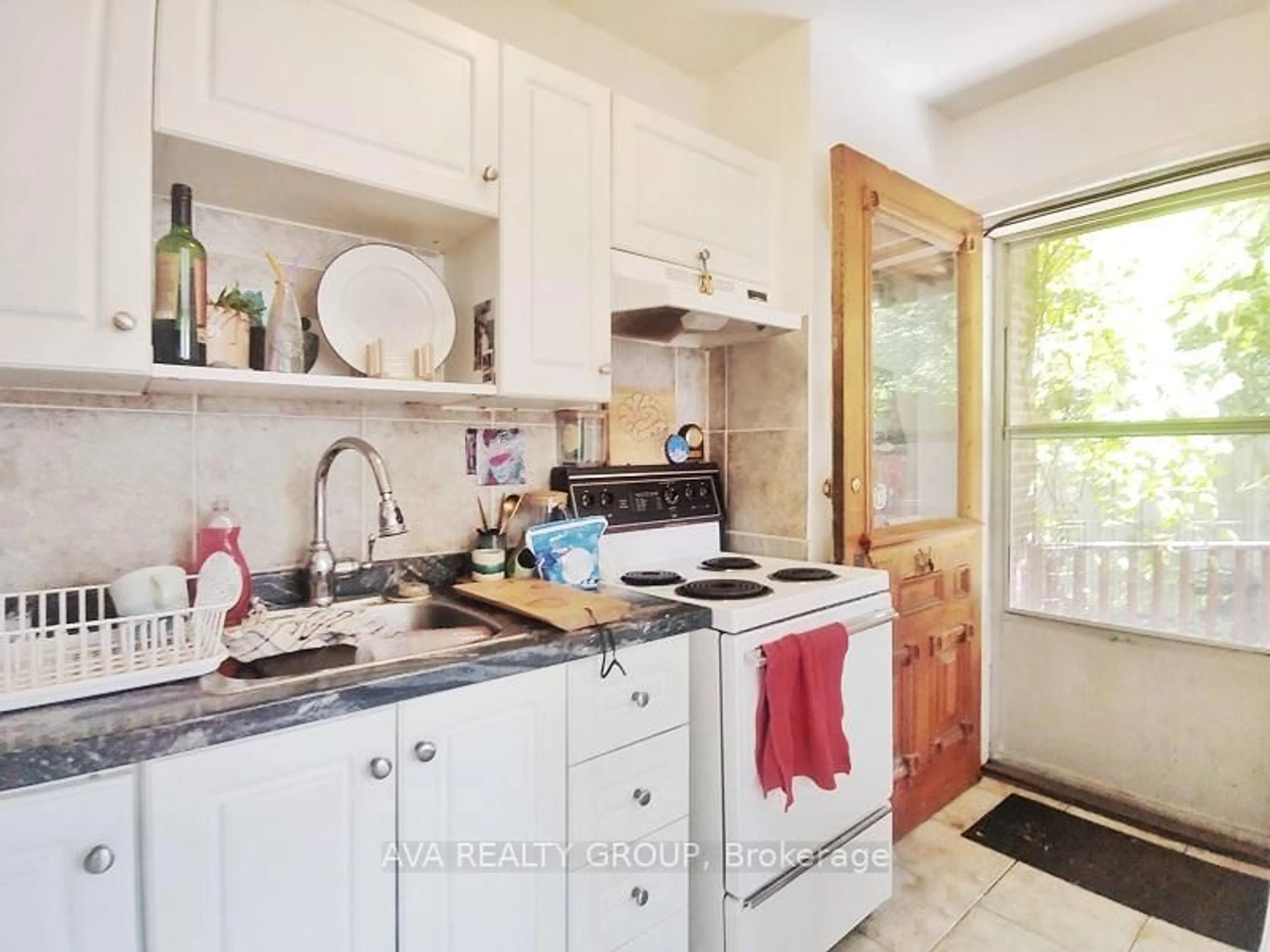 Standard kitchen, ceramic/tile floor for 554 Highcroft Ave, Ottawa Ontario K1Z 5J5