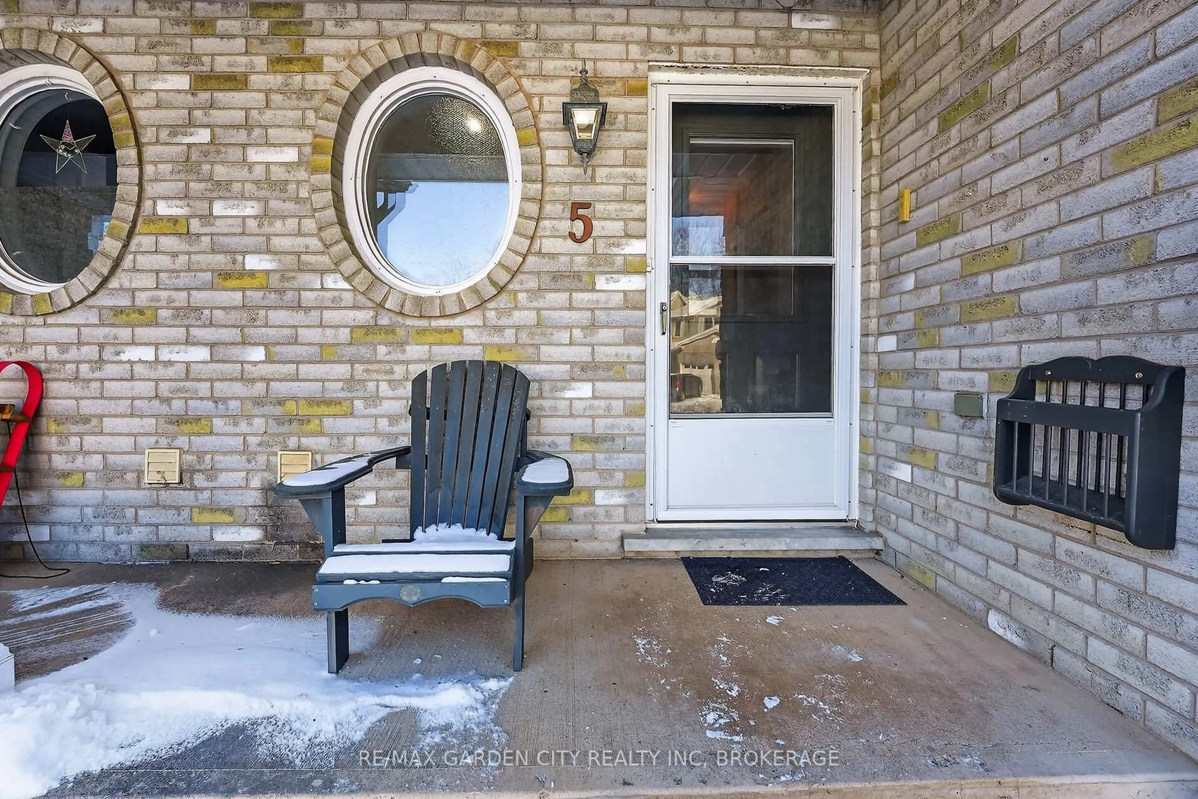 Indoor entryway for 5 Maureen Crt, Pelham Ontario L0S 1E4