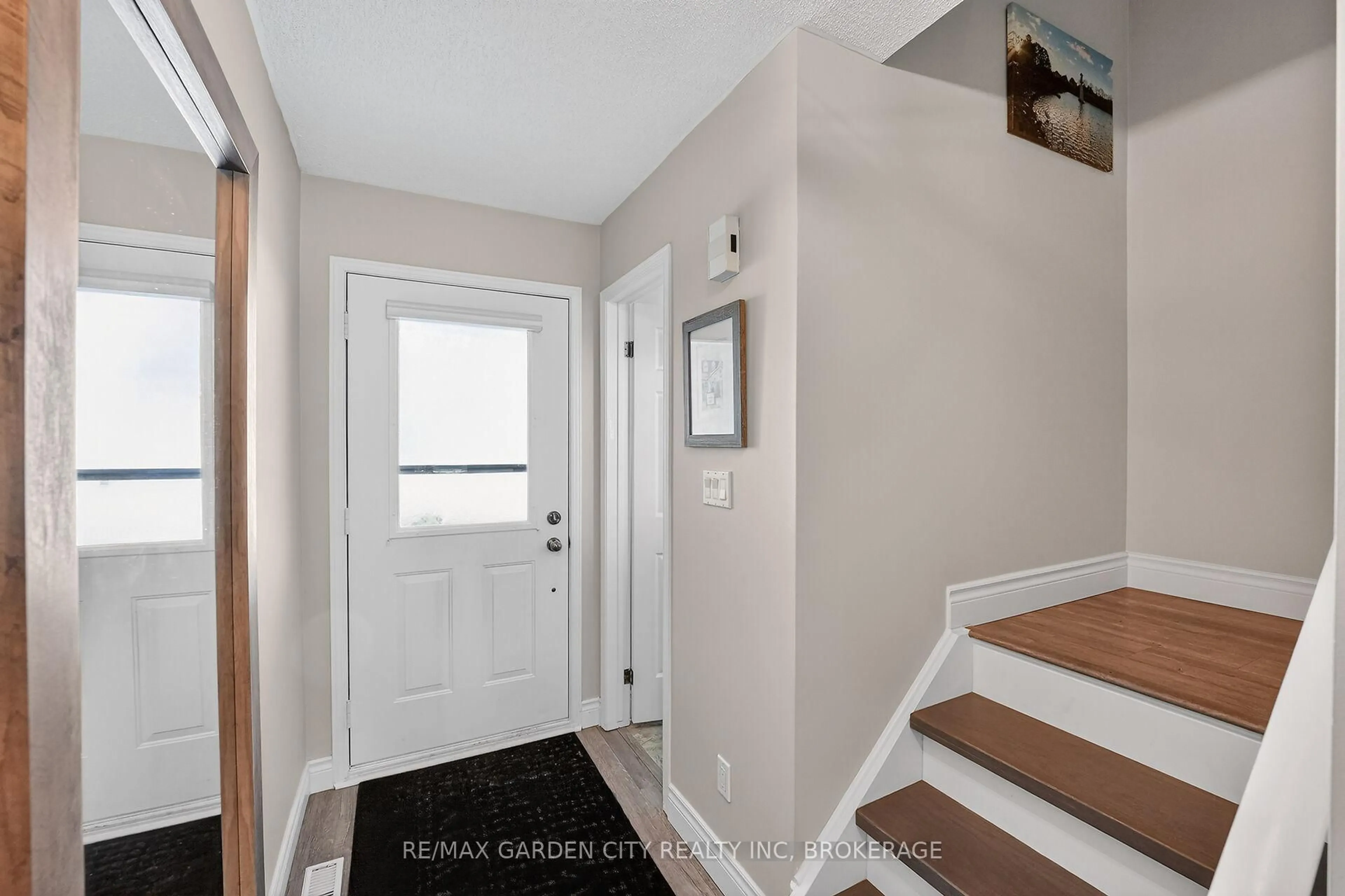 Indoor entryway for 5 Maureen Crt, Pelham Ontario L0S 1E4
