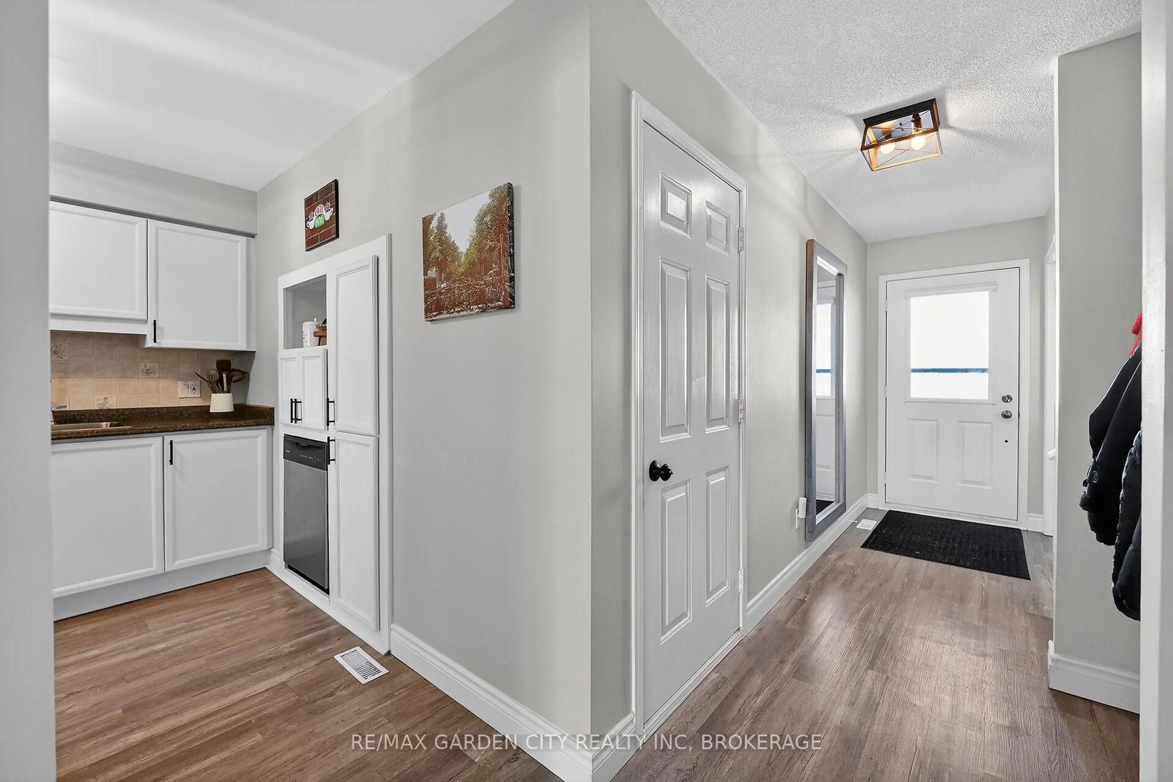 Indoor entryway for 5 Maureen Crt, Pelham Ontario L0S 1E4