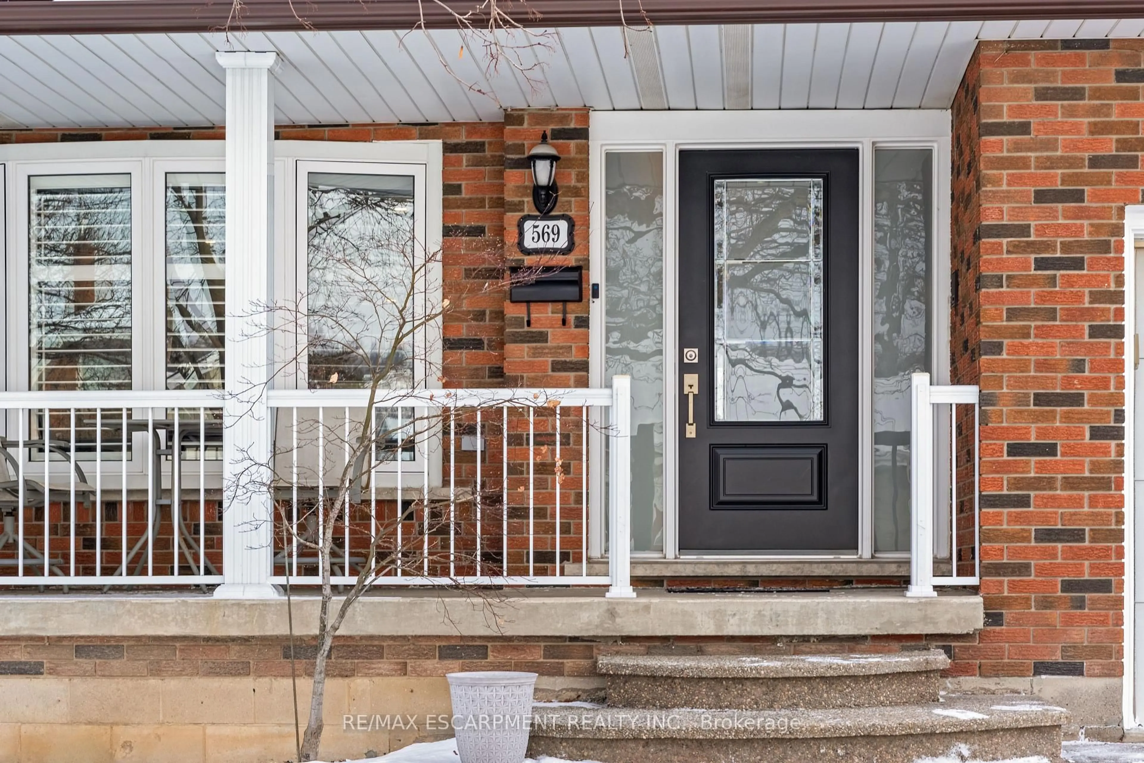 Indoor entryway for 569 Rosseau Rd, Hamilton Ontario L8K 4T7