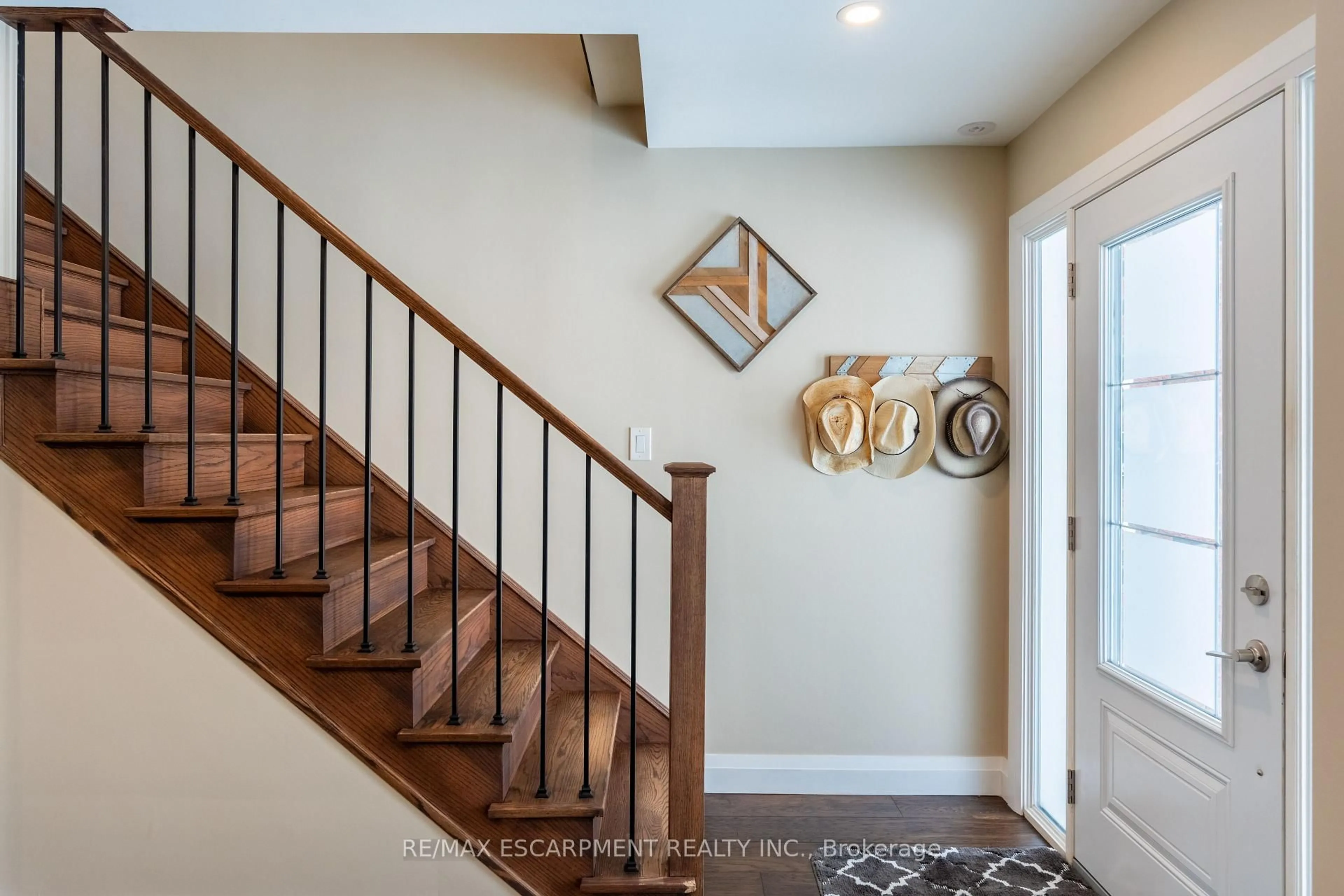 Indoor entryway for 569 Rosseau Rd, Hamilton Ontario L8K 4T7