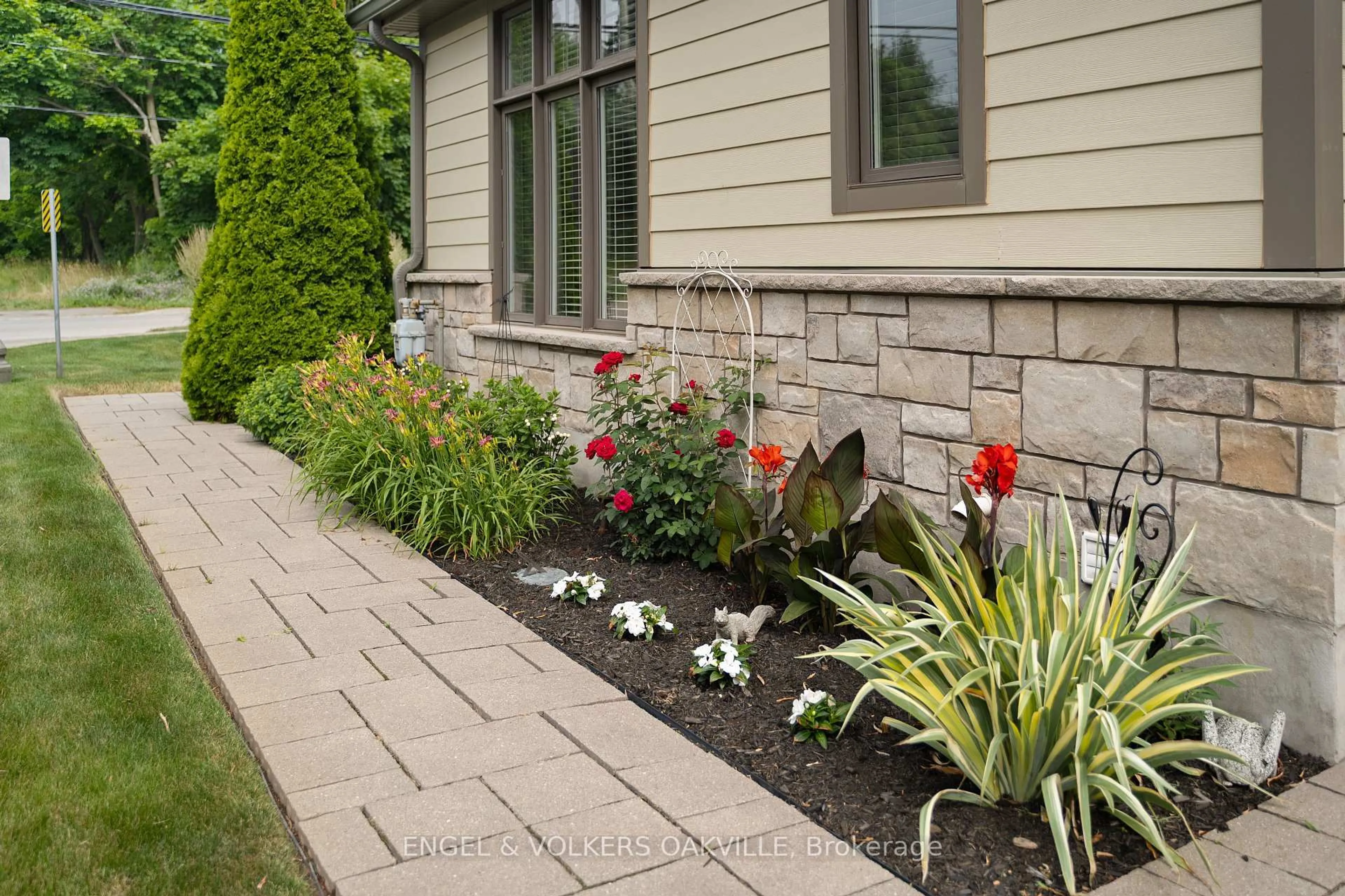 Patio, street for 2 Sawmill Lane, Niagara-on-the-Lake Ontario L0S 1J1