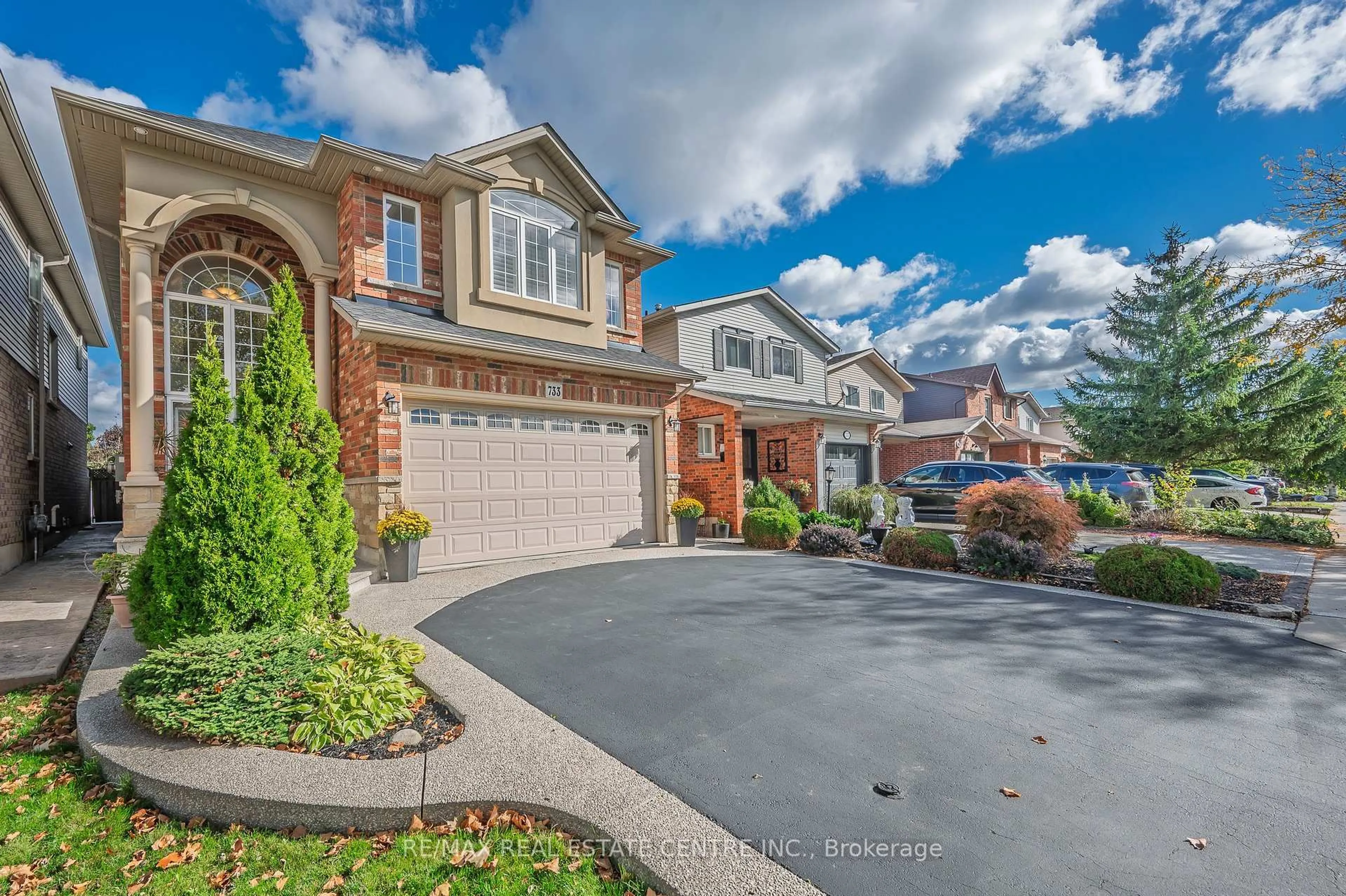 Home with brick exterior material, street for 733 STONE CHURCH Rd, Hamilton Ontario L8W 1A9