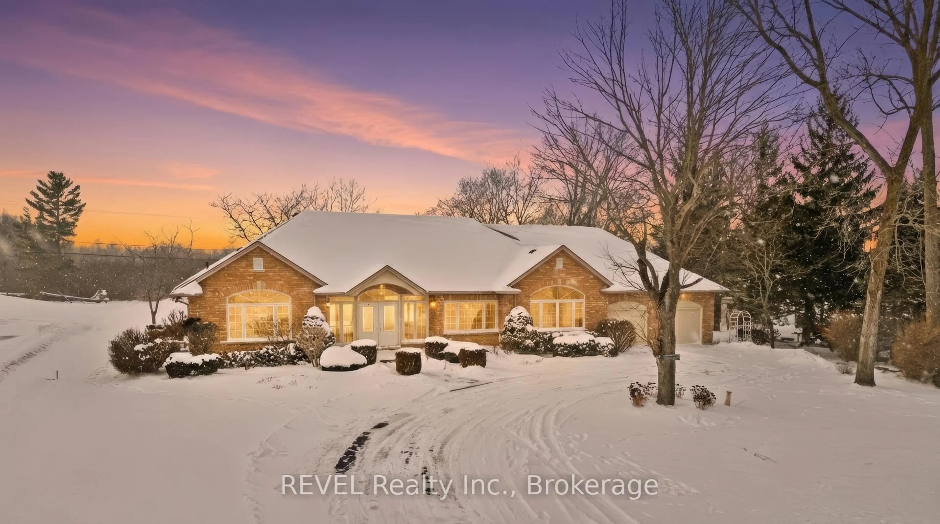 Indoor foyer for 2765 Niagara Pkwy, Fort Erie Ontario L2A 5M4