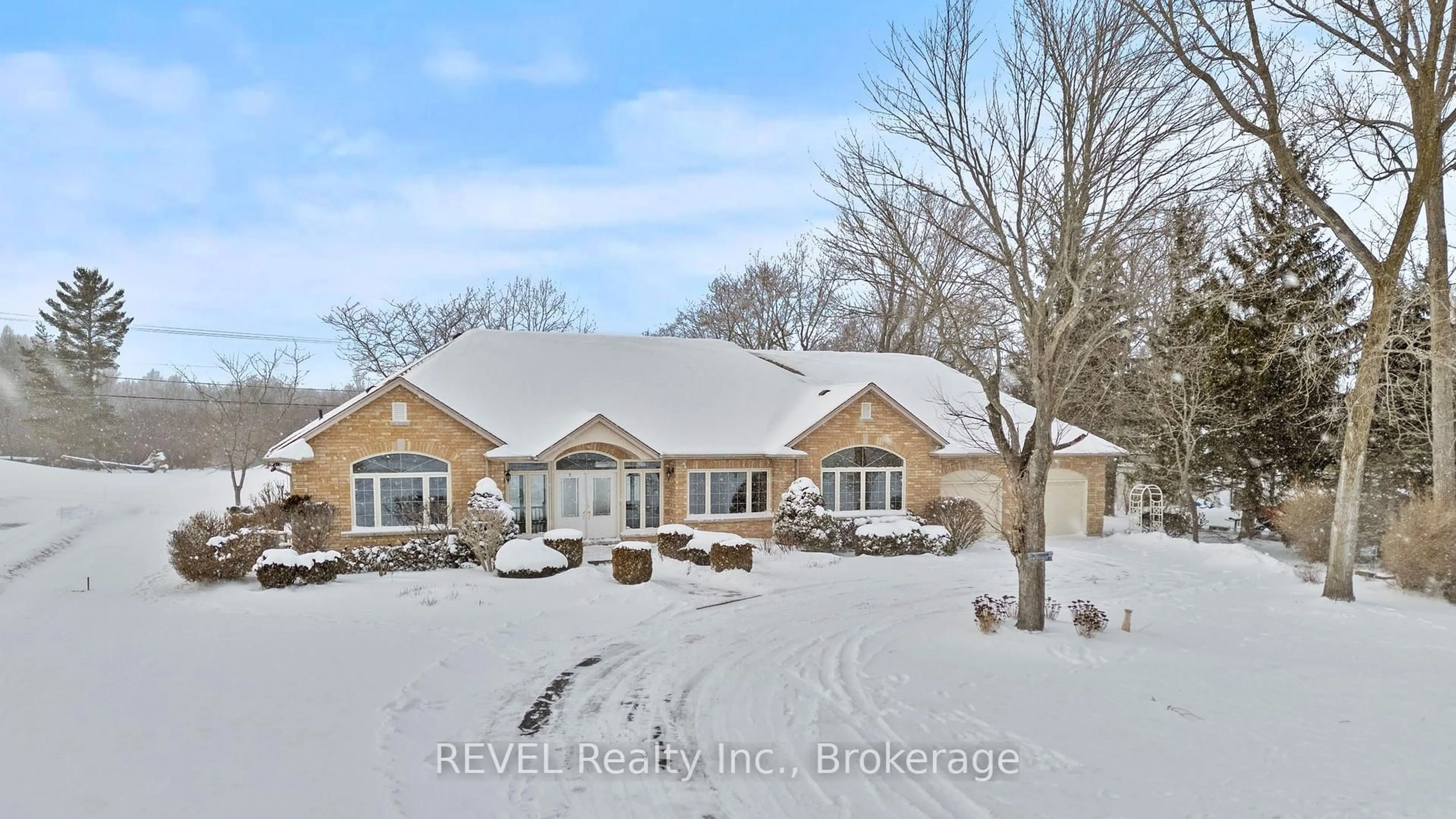 A pic from outside/outdoor area/front of a property/back of a property/a pic from drone, street for 2765 Niagara Pkwy, Fort Erie Ontario L2A 5M4