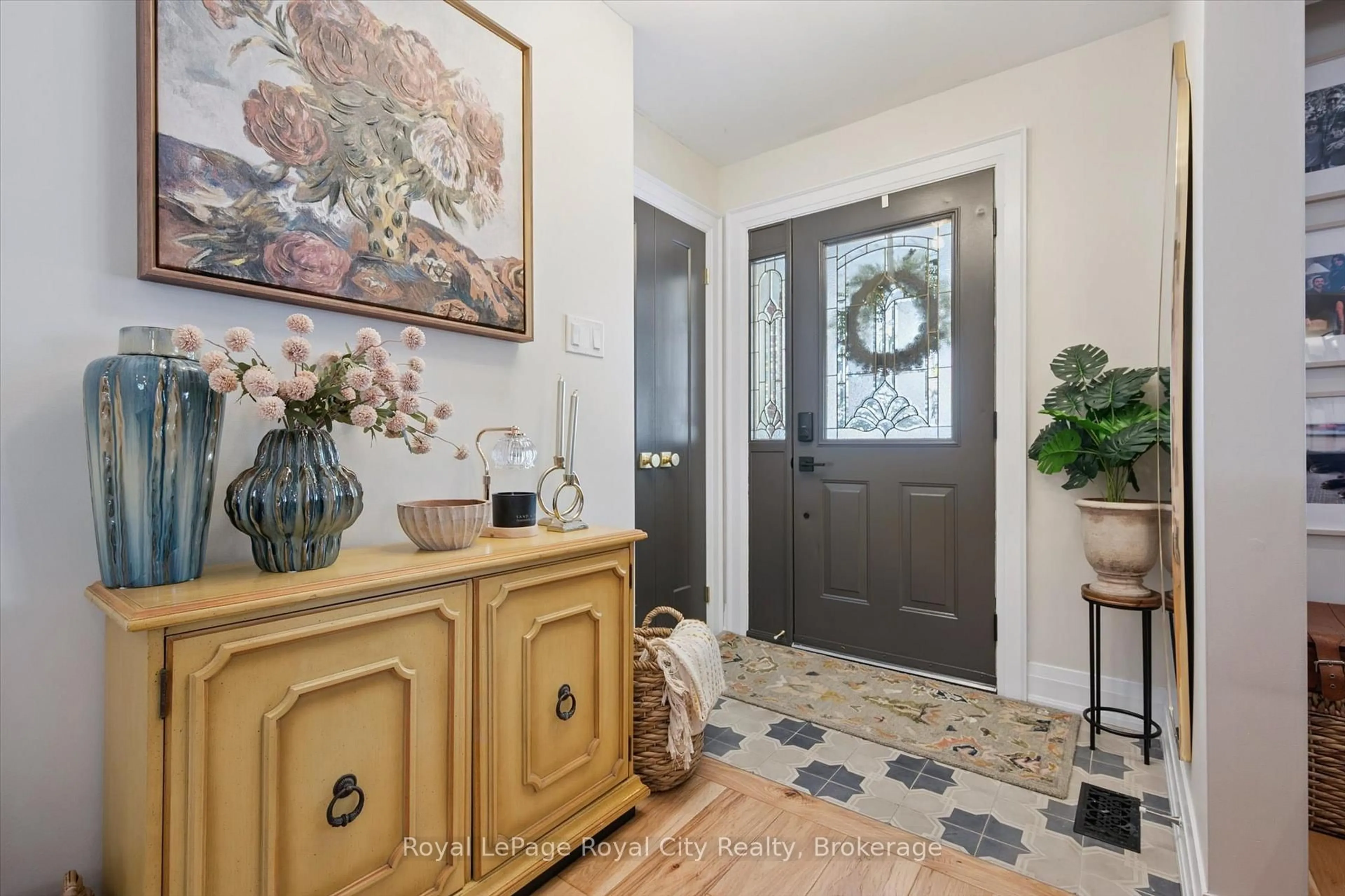 Indoor entryway for 18 Uplands Pl, Guelph Ontario N1E 3R4