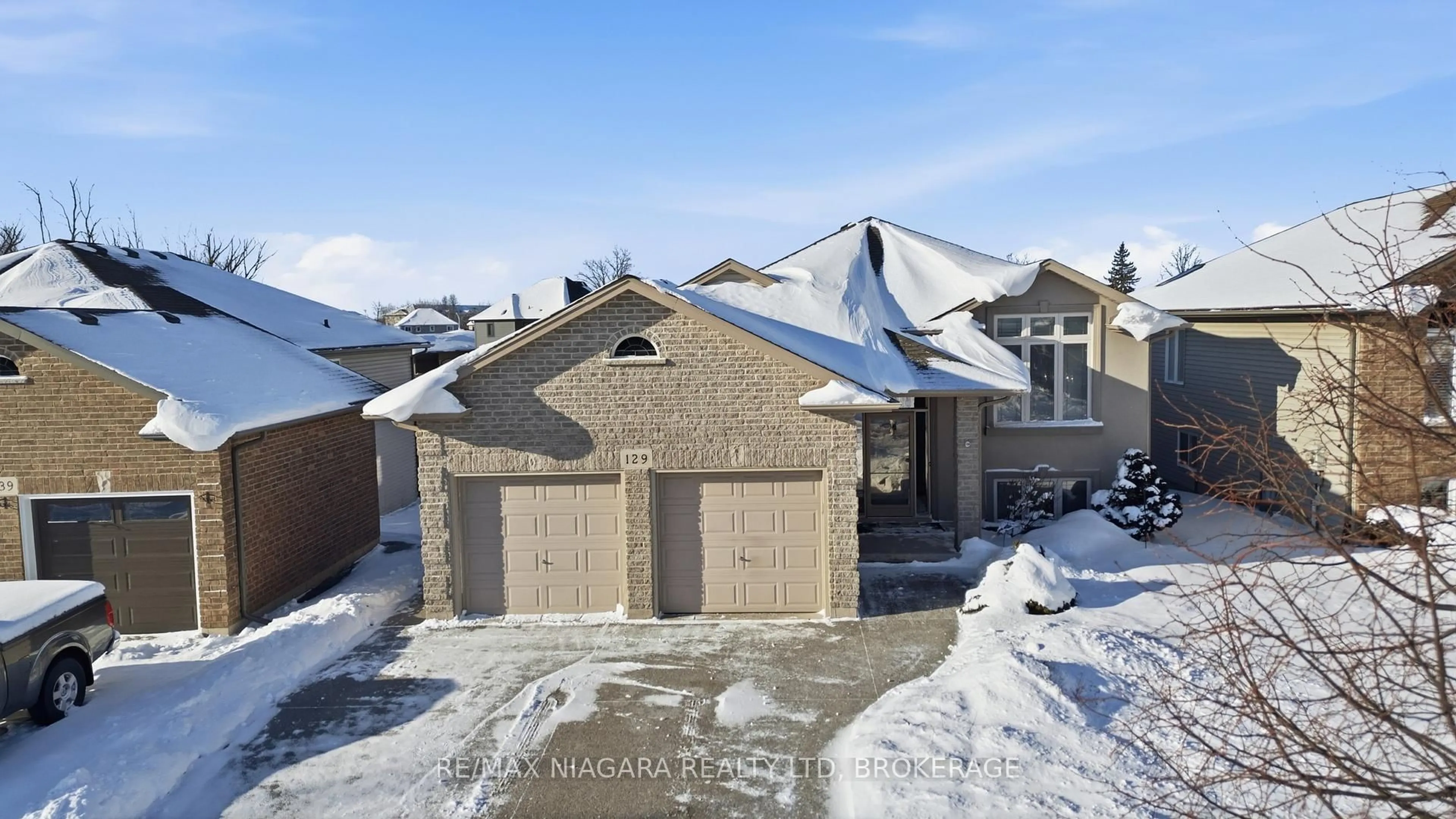 A pic from outside/outdoor area/front of a property/back of a property/a pic from drone, street for 129 Wellbrook Ave, Welland Ontario L3C 7M8