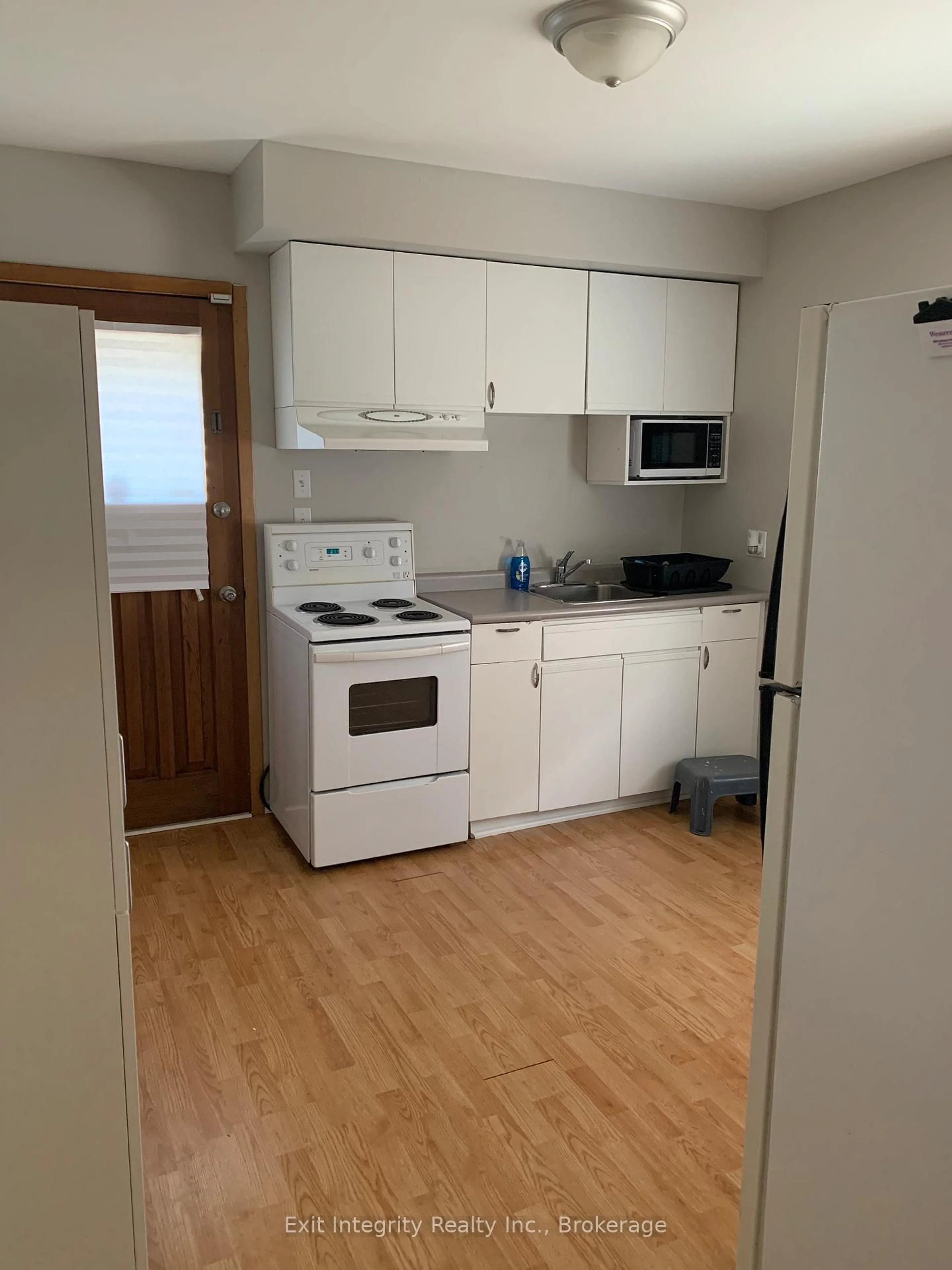 Standard kitchen, wood/laminate floor for 4 Mcdonald Ave, London North Ontario N6G 1B1