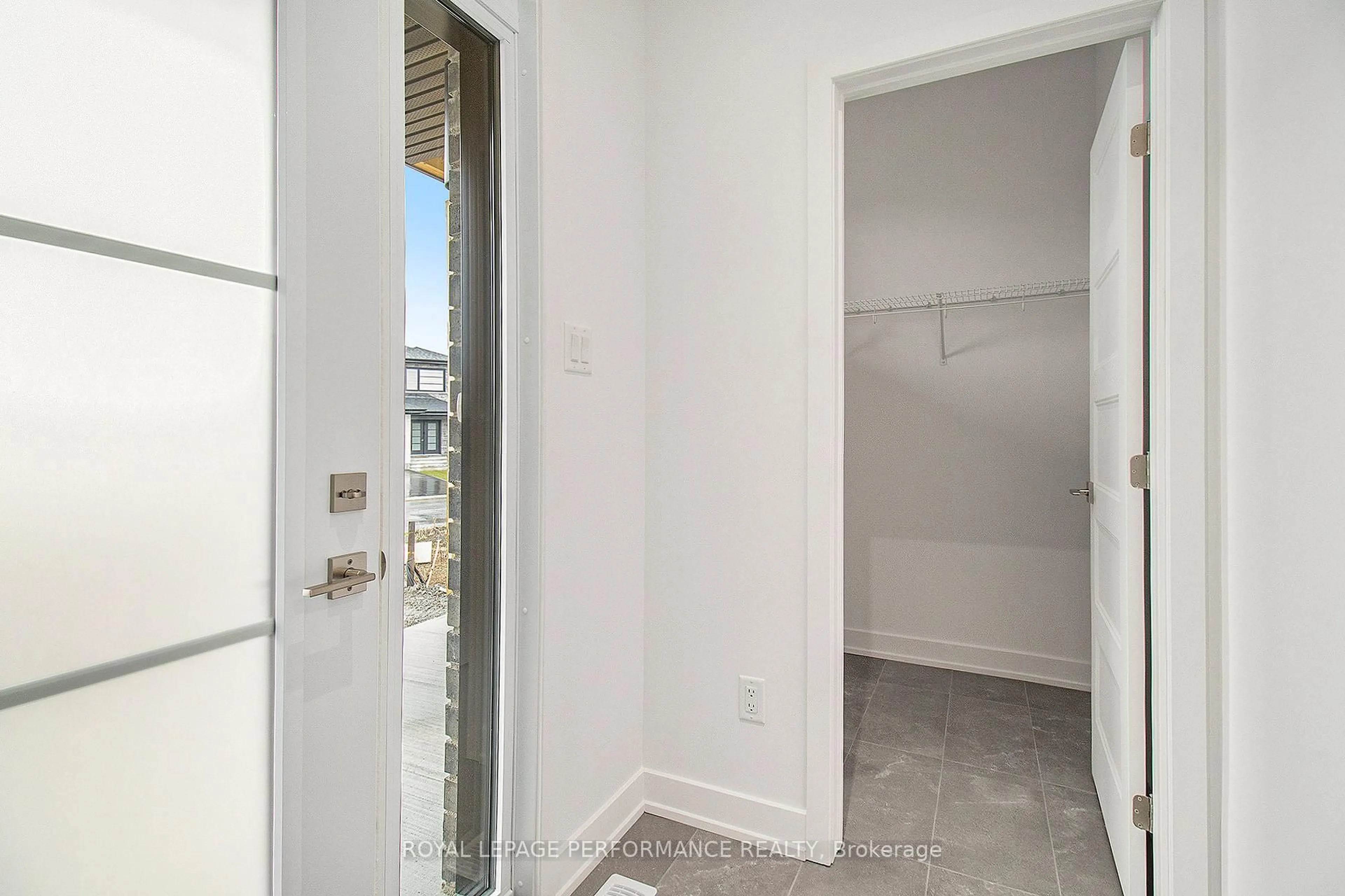 Indoor entryway for 76 RUTILE St, Clarence-Rockland Ontario K4K 0M6