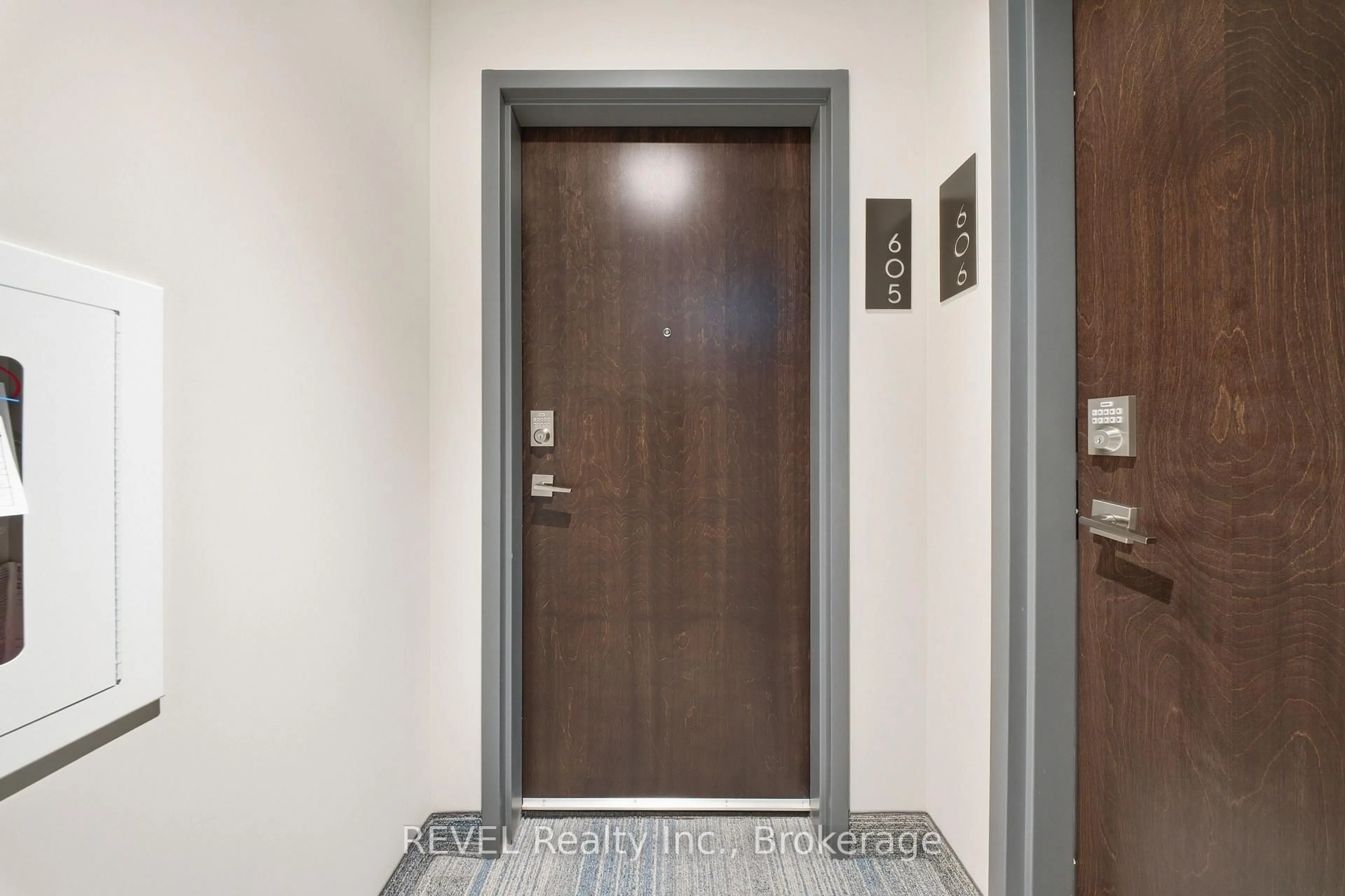 Indoor foyer for 118 West St #605, Port Colborne Ontario L3K 4C9