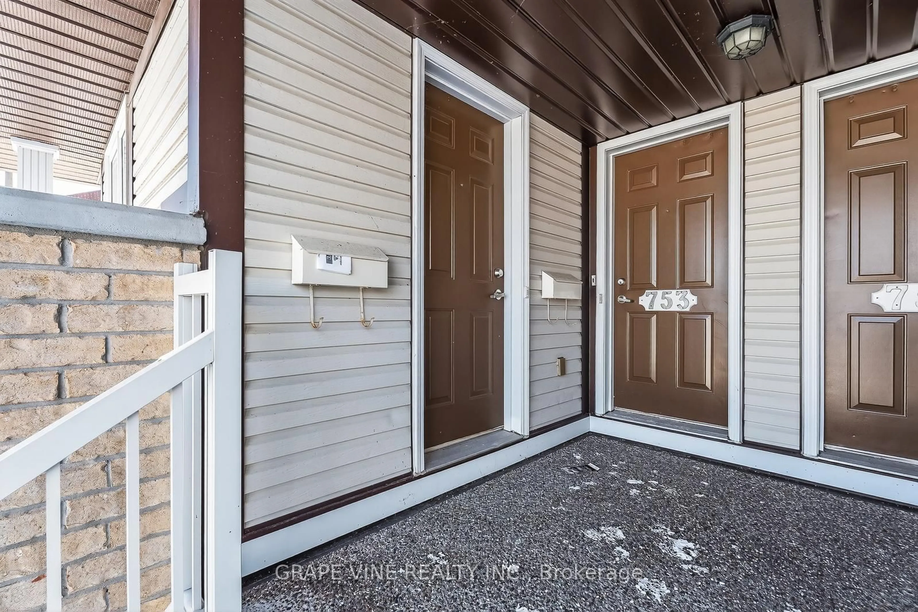 Indoor entryway for 755 Lakeridge Dr, Ottawa Ontario K4A 0N5