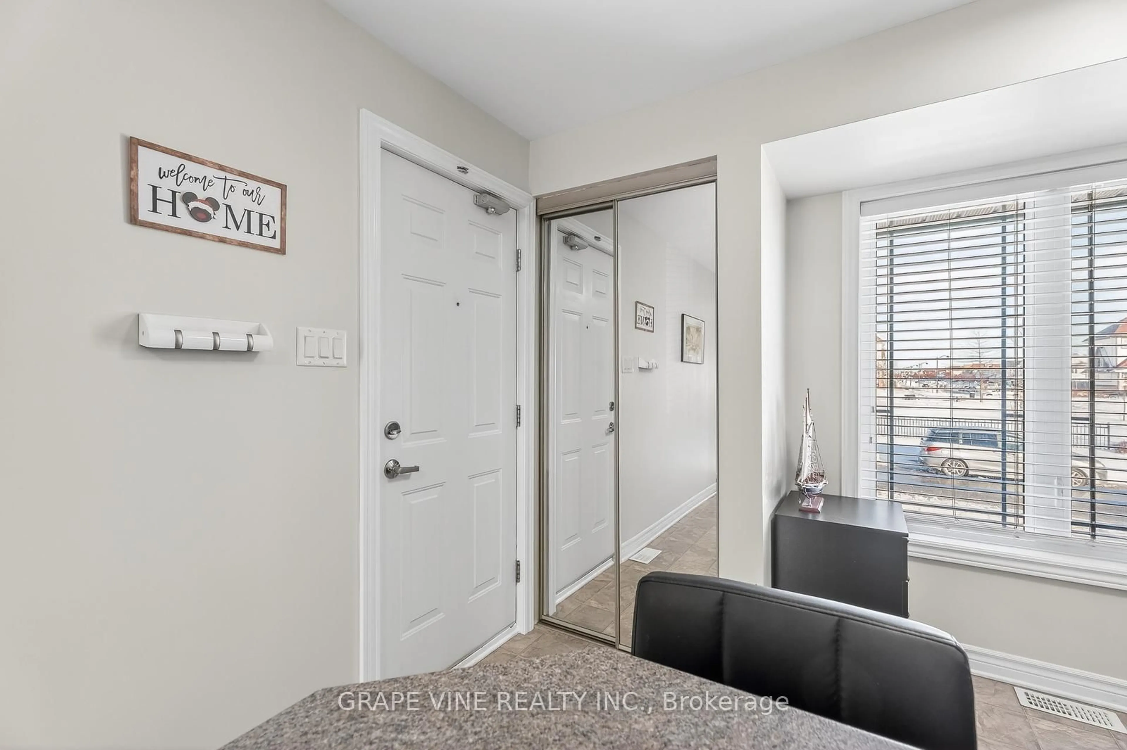 Indoor entryway for 755 Lakeridge Dr, Ottawa Ontario K4A 0N5
