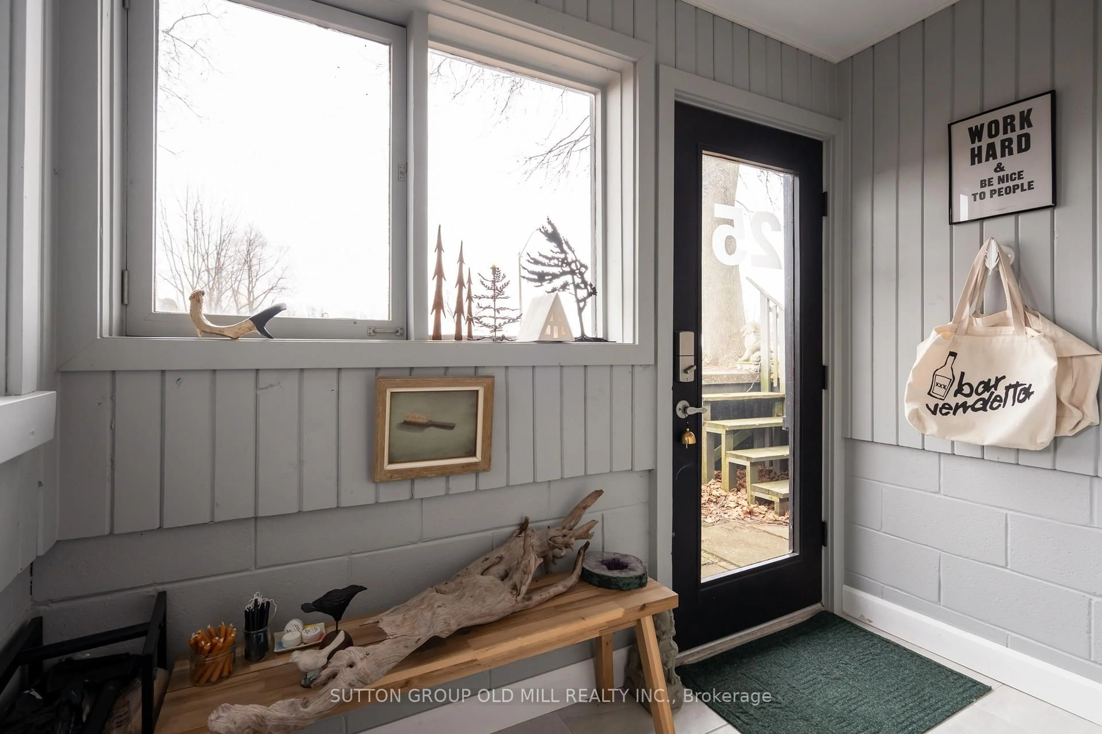 Indoor entryway for 25 Lakeshore Rd, Port Colborne Ontario L3K 2S2