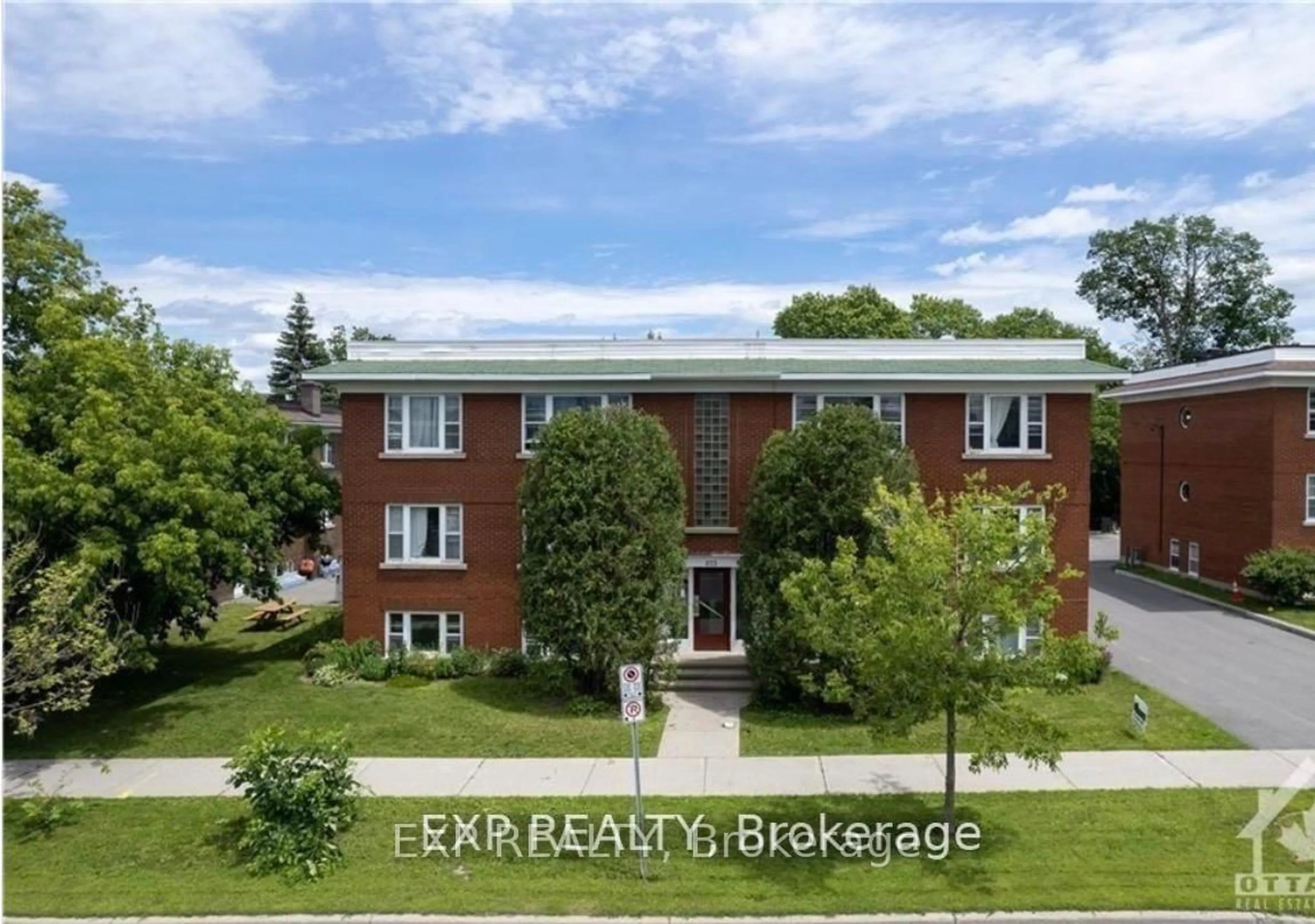 A pic from outside/outdoor area/front of a property/back of a property/a pic from drone, building for 873 Kirkwood Ave, Ottawa Ontario K1Z 5Y3