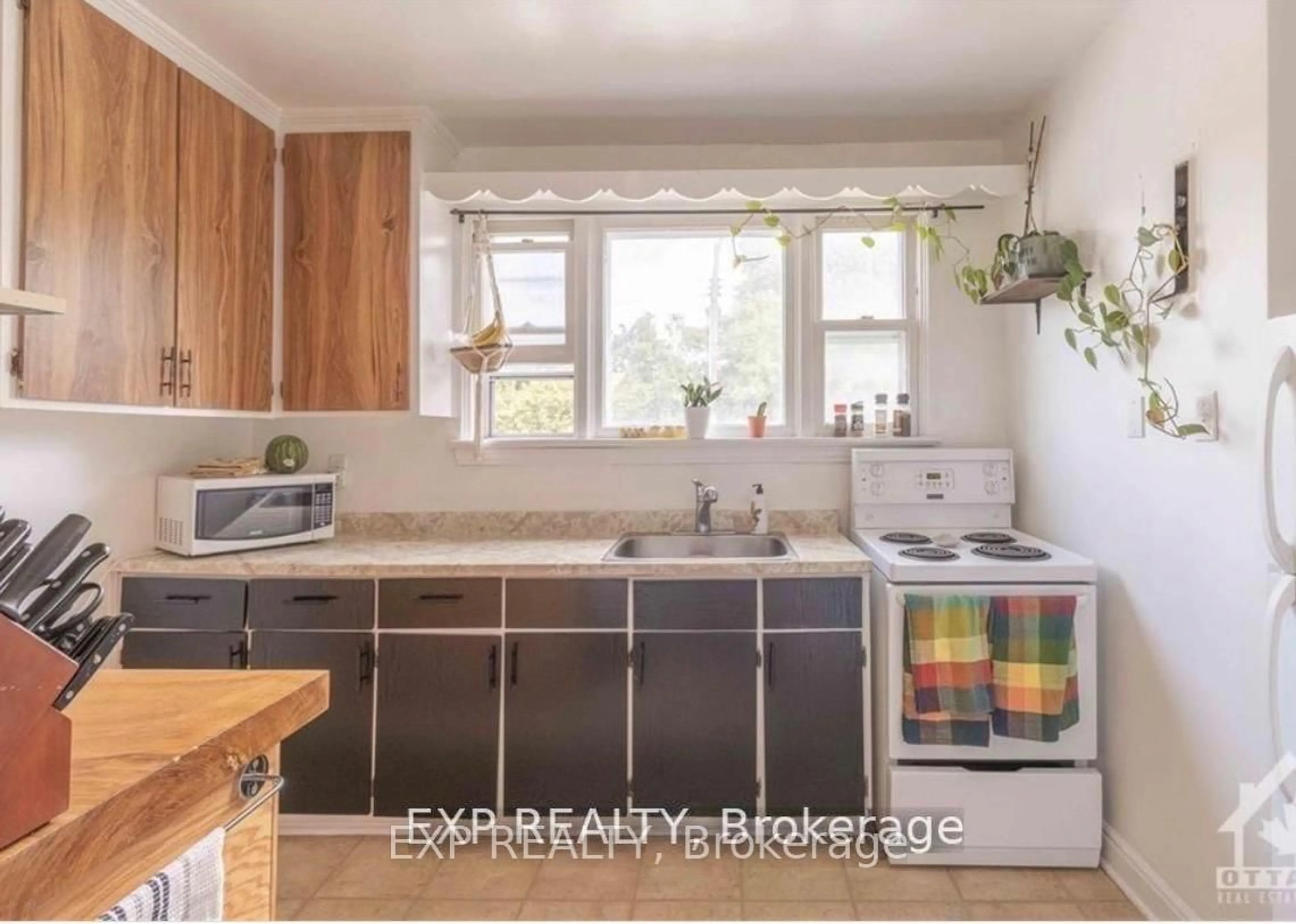 Standard kitchen, unknown for 873 Kirkwood Ave, Ottawa Ontario K1Z 5Y3