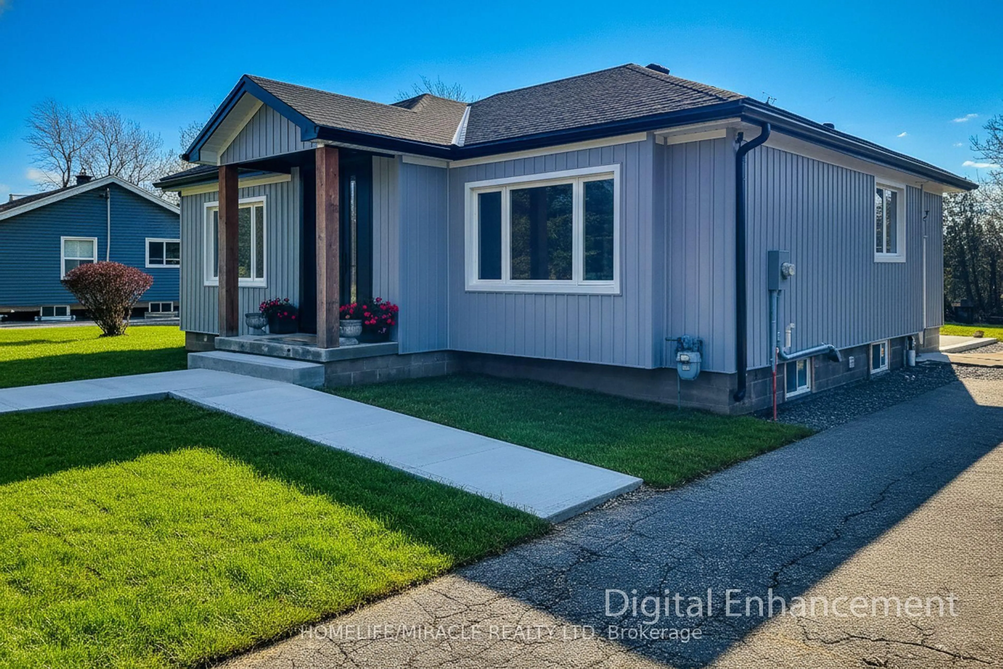 Home with vinyl exterior material, street for 355 Ridge Rd, Grimsby Ontario L3M 4E7