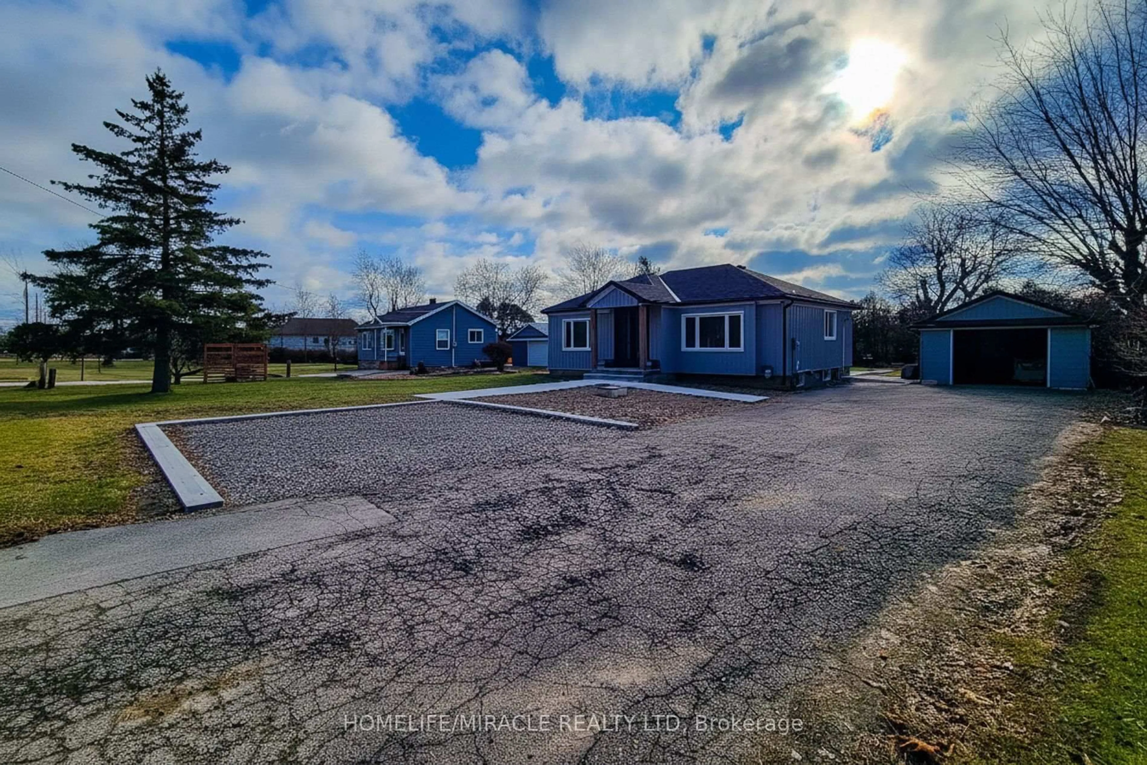 A pic from outside/outdoor area/front of a property/back of a property/a pic from drone, street for 355 Ridge Rd, Grimsby Ontario L3M 4E7
