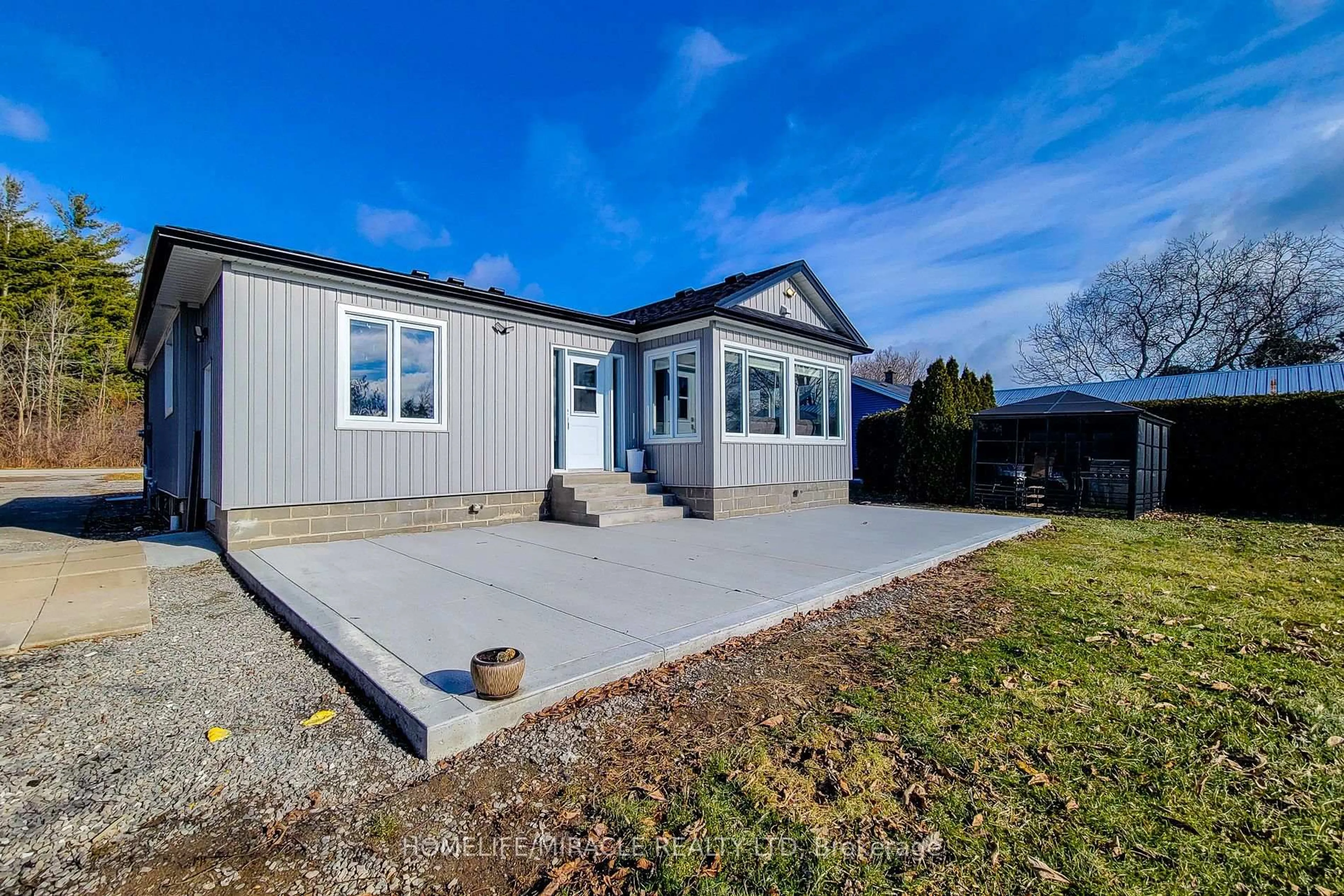 Home with vinyl exterior material, street for 355 Ridge Rd, Grimsby Ontario L3M 4E7