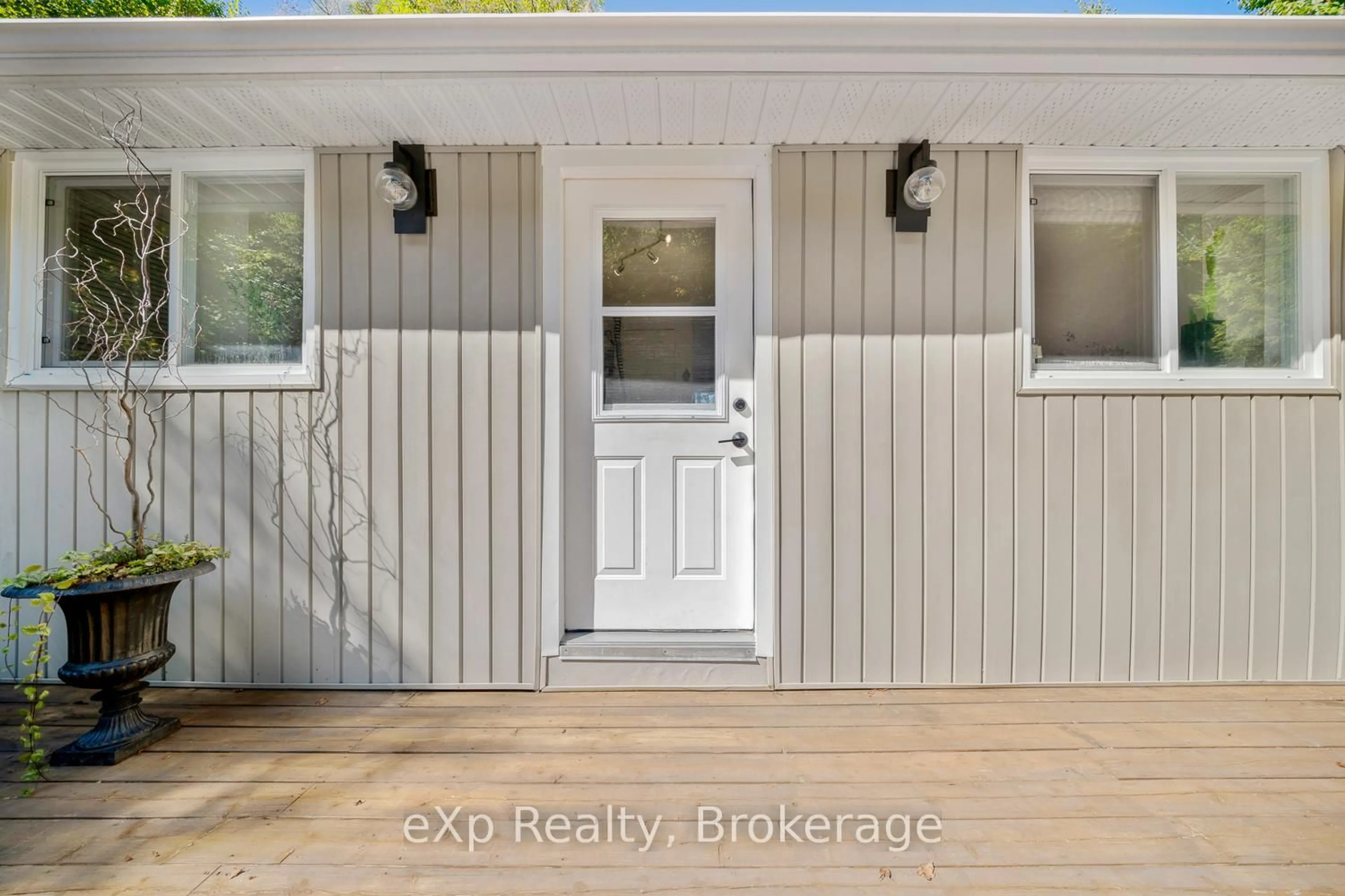 Indoor entryway for 4 Fire Route 140 (Turtle Lane) Lane, McKellar Ontario P0G 1C0