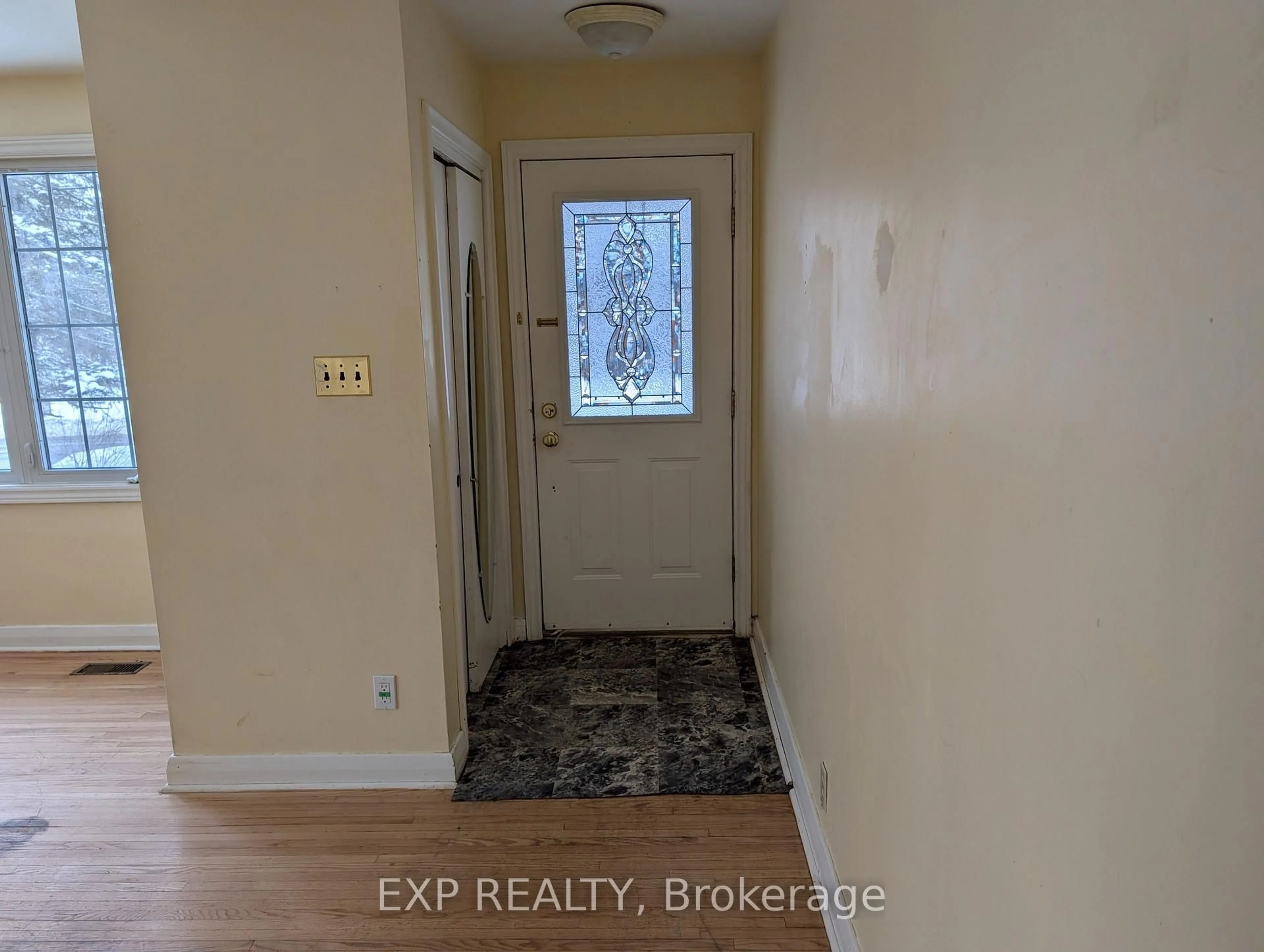 Indoor entryway for 103 BRIDGE St, Selwyn Ontario K0L 2H0