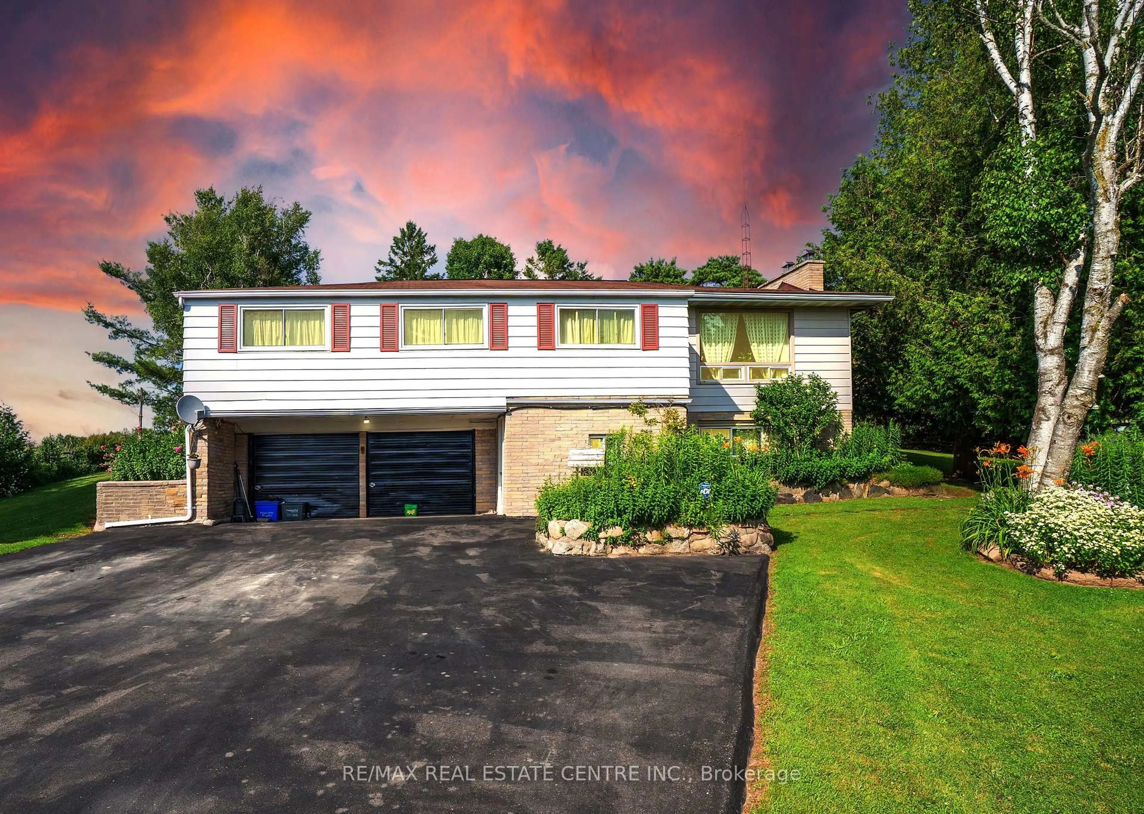 A pic from outside/outdoor area/front of a property/back of a property/a pic from drone, street for 5183 First Line, Erin Ontario L7J 2L9