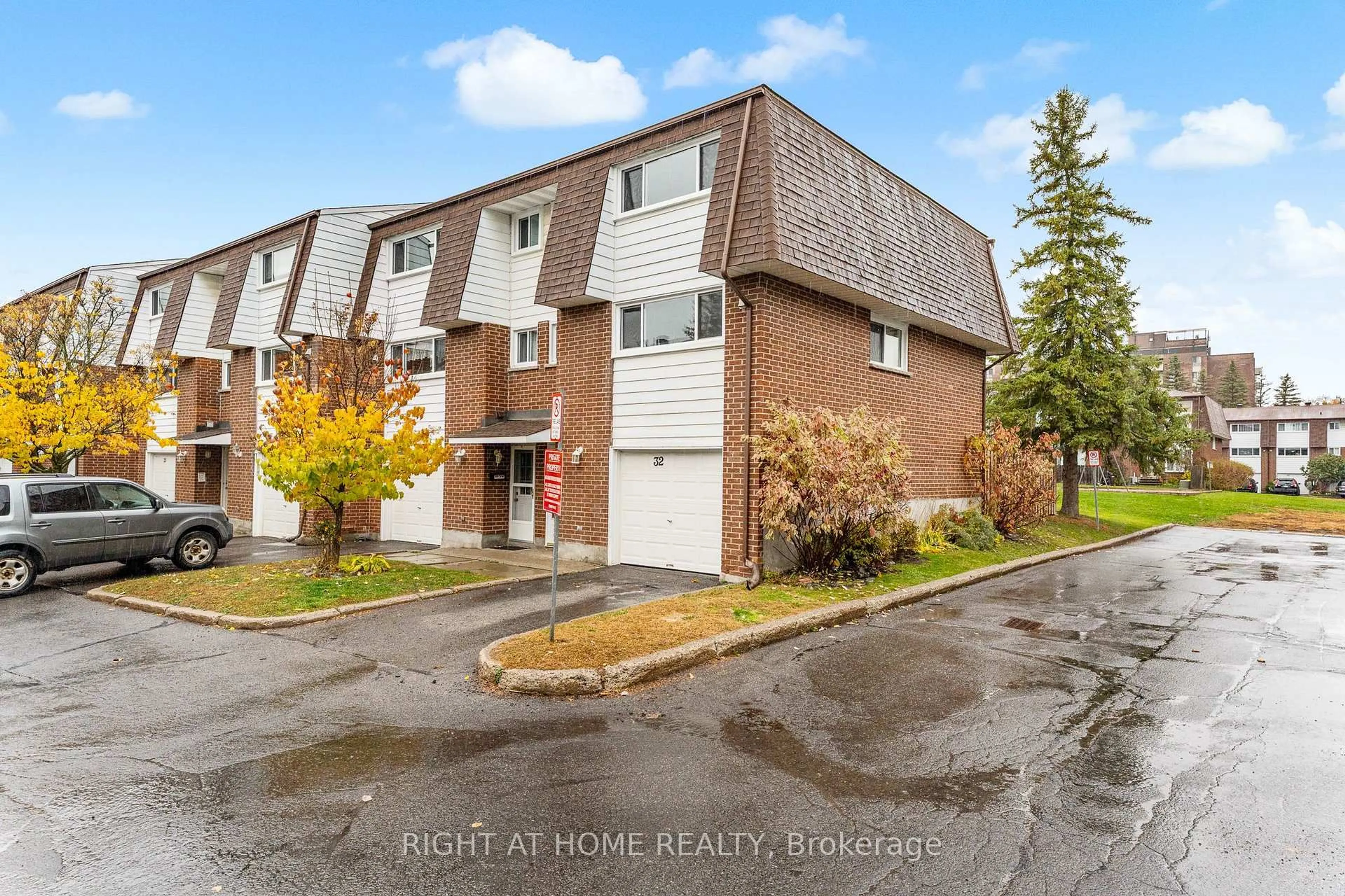 A pic from outside/outdoor area/front of a property/back of a property/a pic from drone, street for 2296 Orient Park Dr #32, Ottawa Ontario K1B 4N6