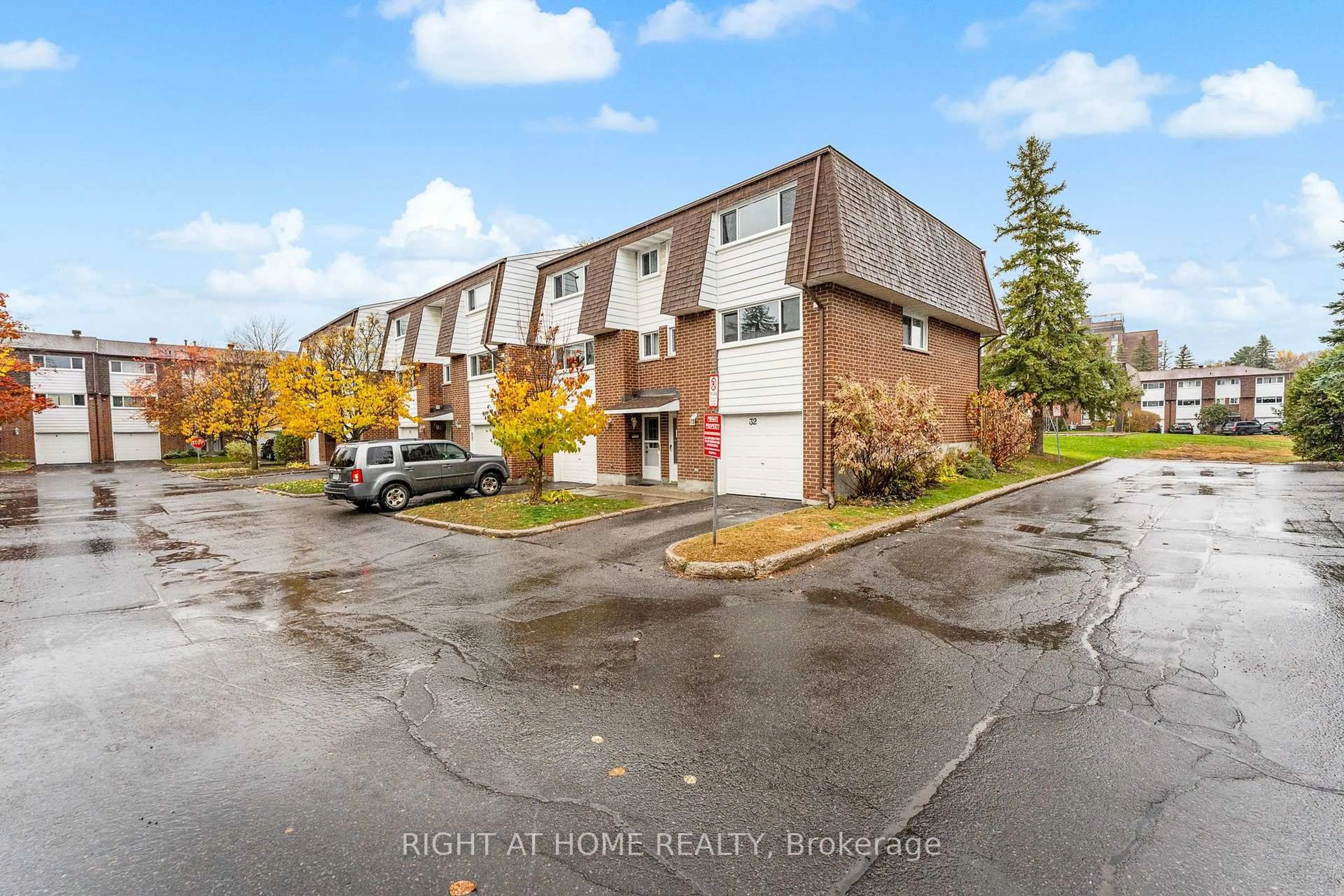 A pic from outside/outdoor area/front of a property/back of a property/a pic from drone, street for 2296 Orient Park Dr #32, Ottawa Ontario K1B 4N6