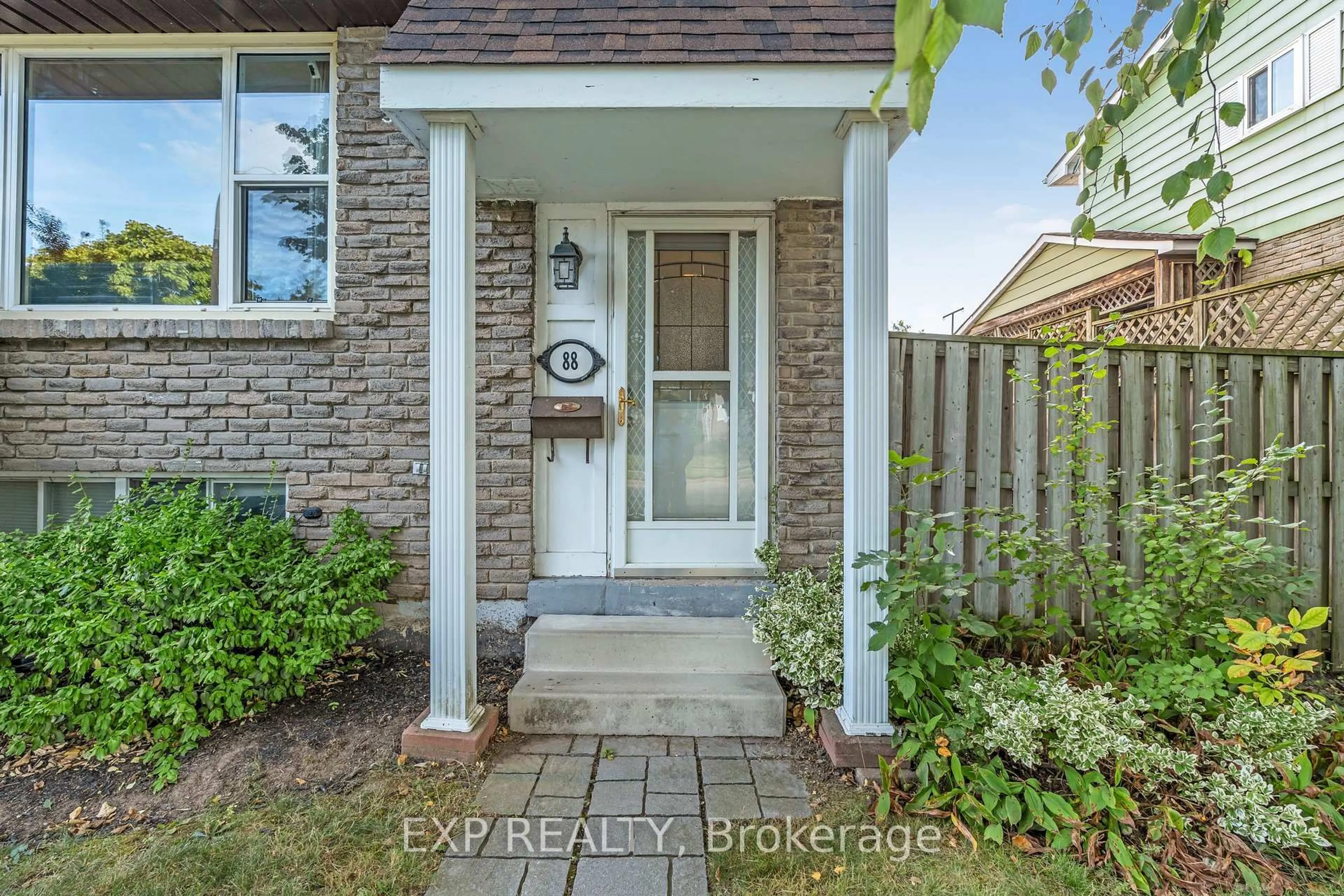 Indoor entryway for 88 Rand St, Hamilton Ontario L8J 1A8