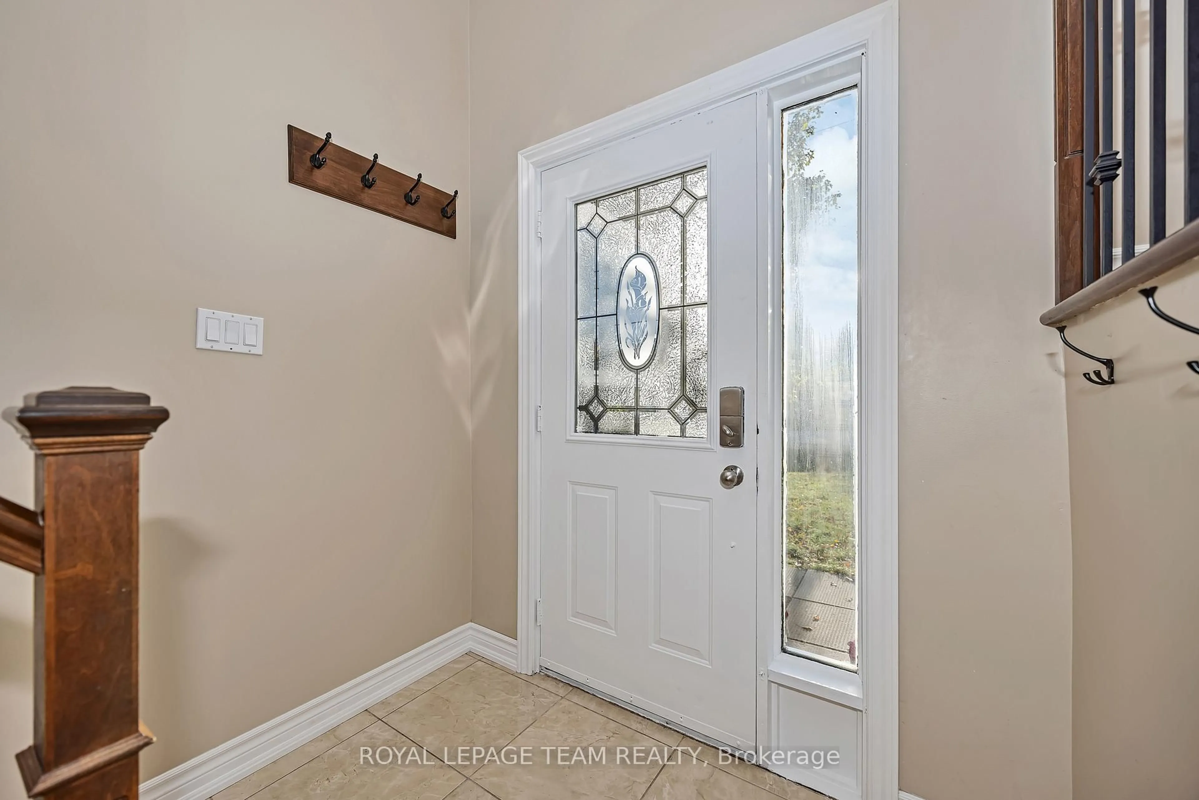 Indoor entryway for 1115 Des Cerisiers St, Clarence-Rockland Ontario K4K 1K9
