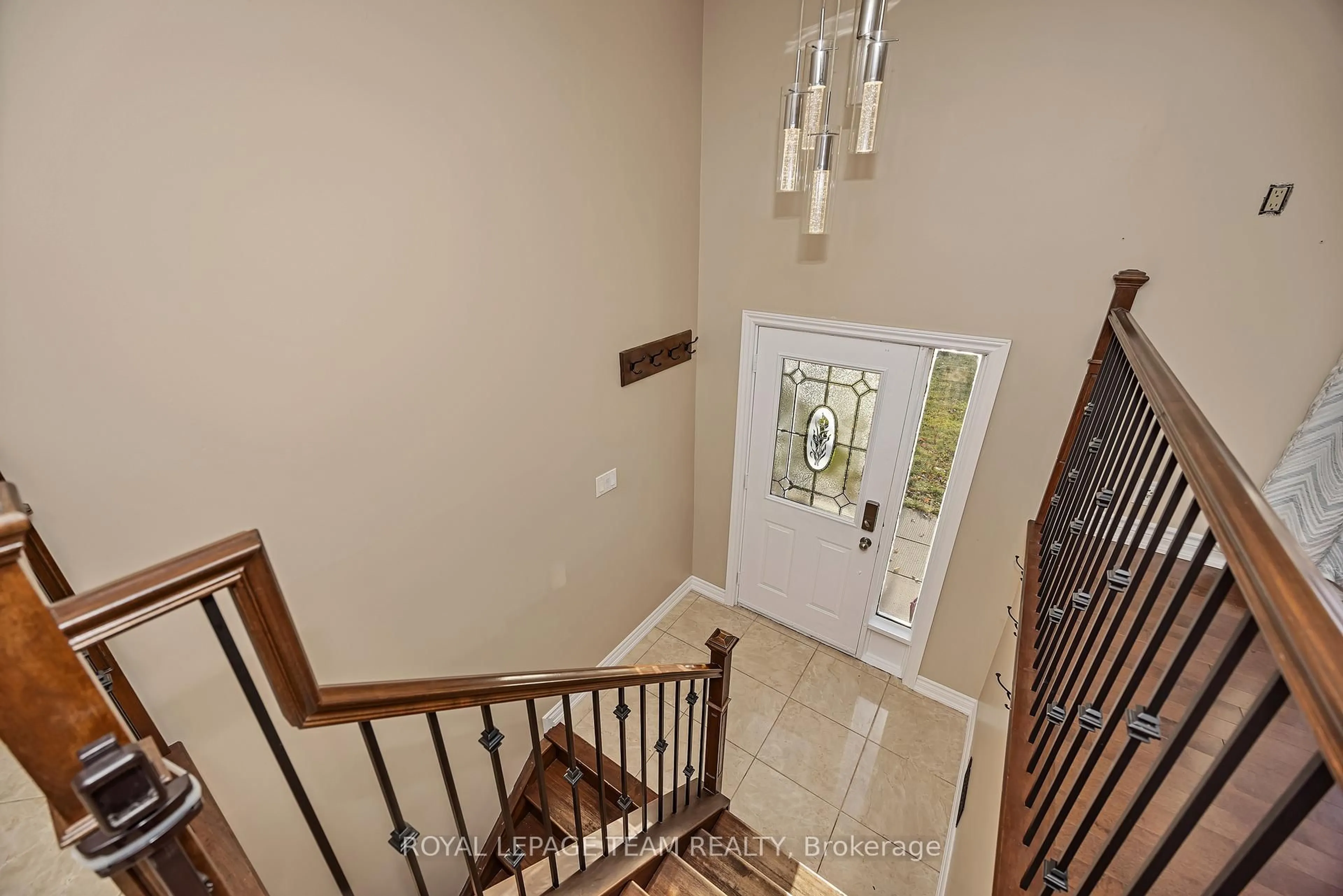 Indoor entryway for 1115 Des Cerisiers St, Clarence-Rockland Ontario K4K 1K9