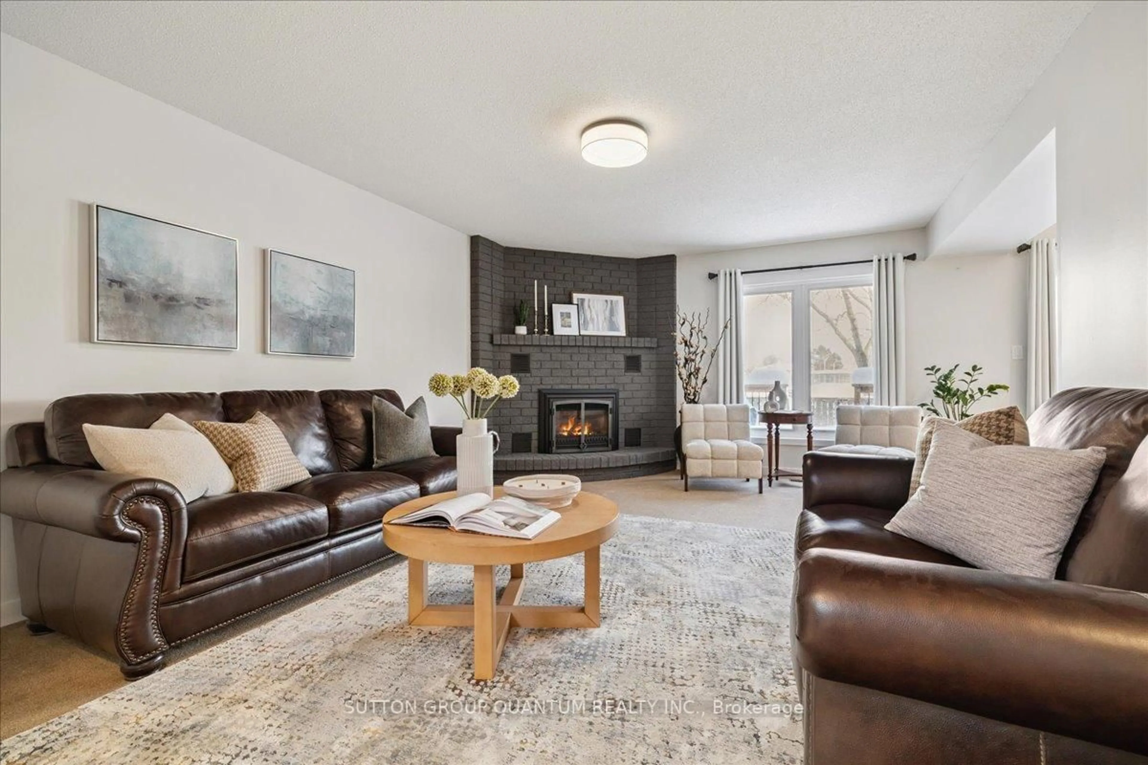 Living room with furniture, unknown for 32 Capri St, Thorold Ontario L2V 4S8