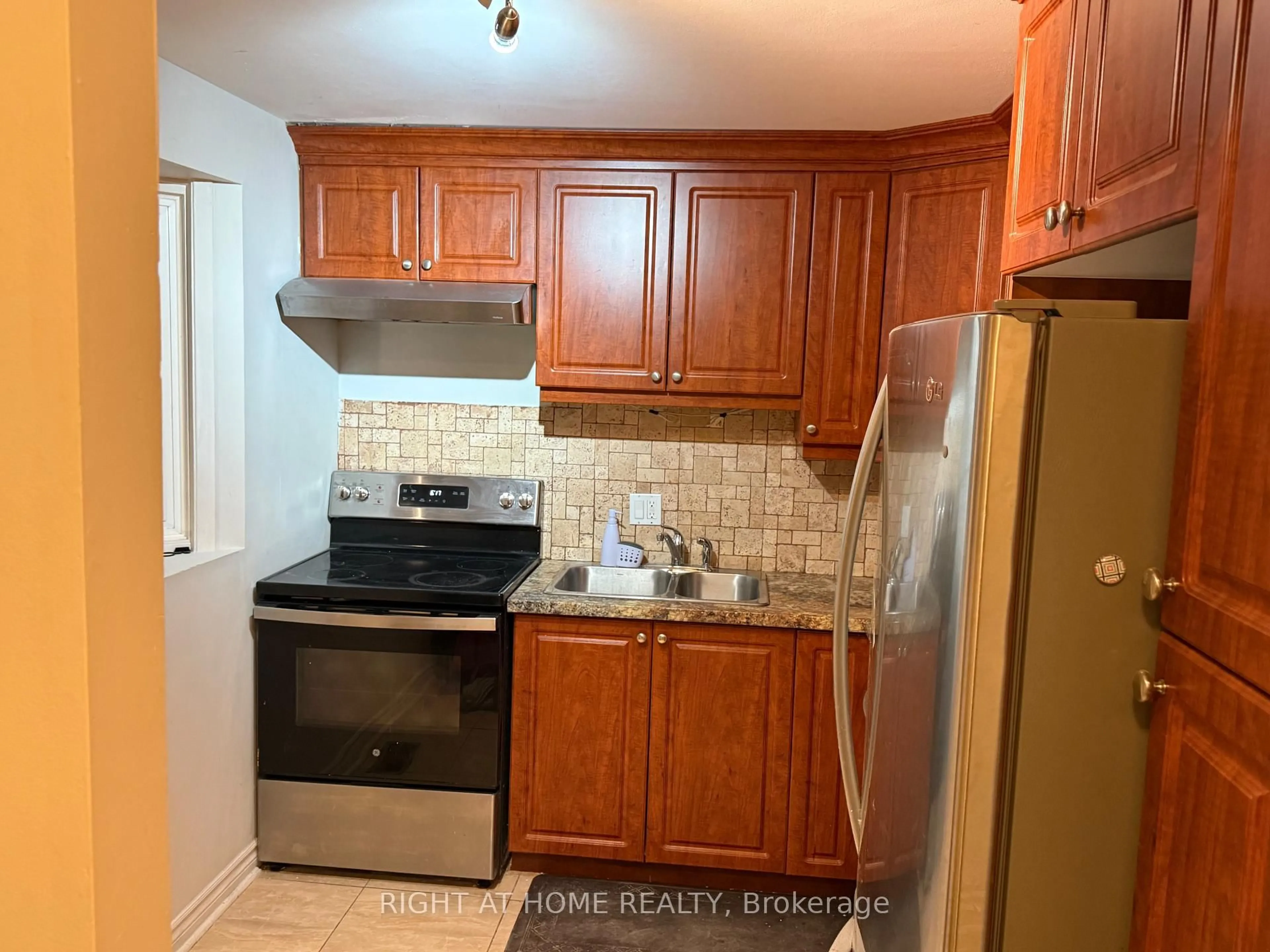 Standard kitchen, unknown for 1736 LAMOUREUX Dr #C, Ottawa Ontario K1E 2N5
