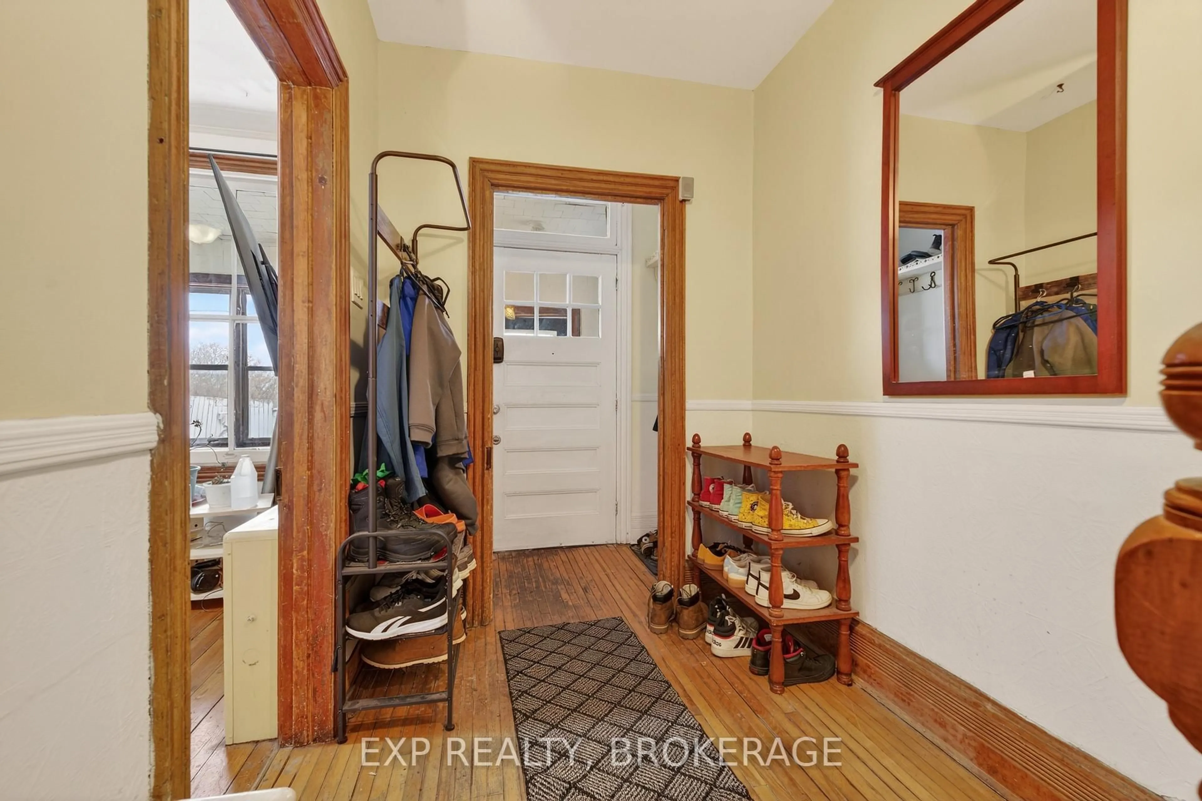 Indoor entryway for 212 RIDEAU St, Kingston Ontario K7K 3A4