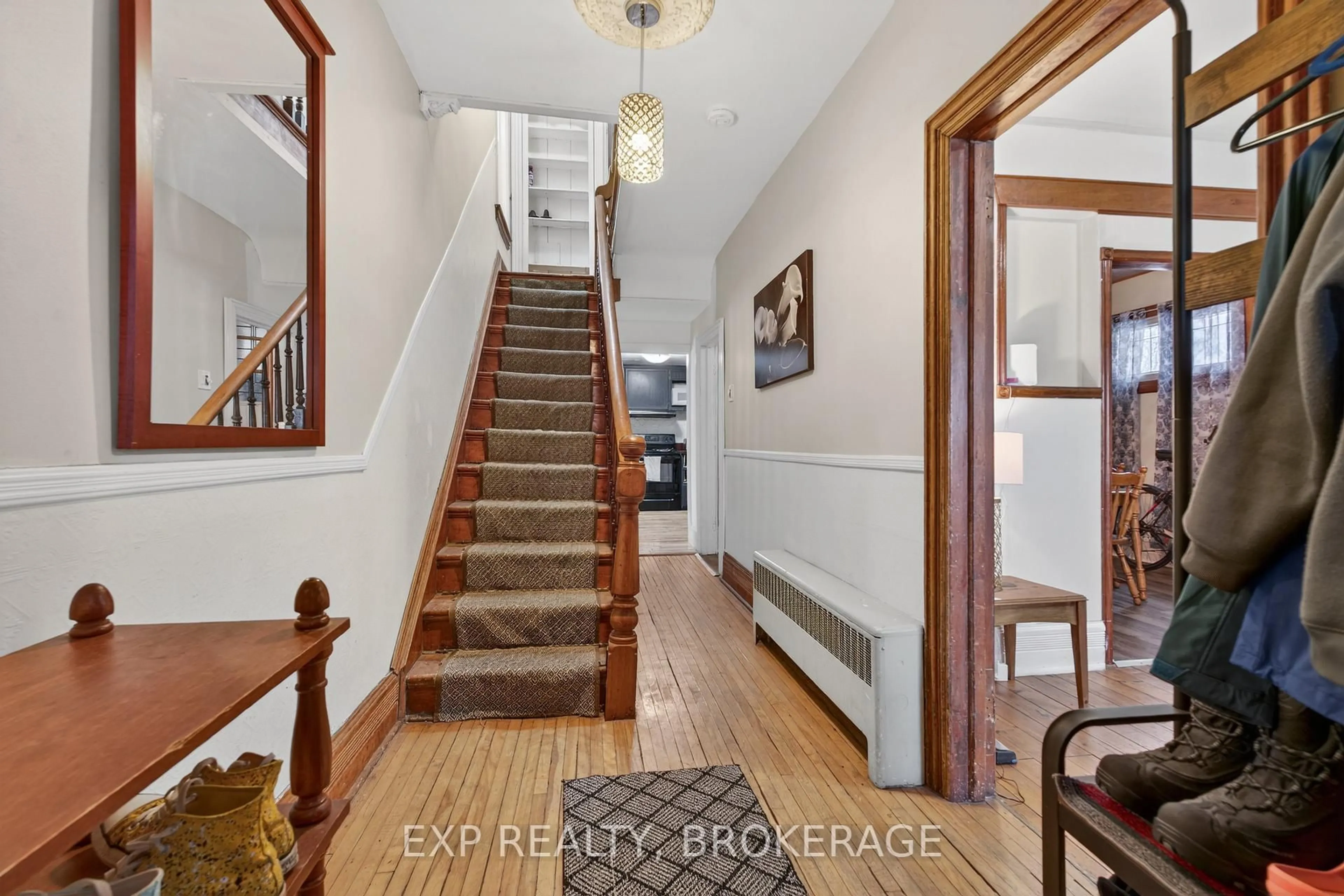 Indoor foyer for 212 RIDEAU St, Kingston Ontario K7K 3A4