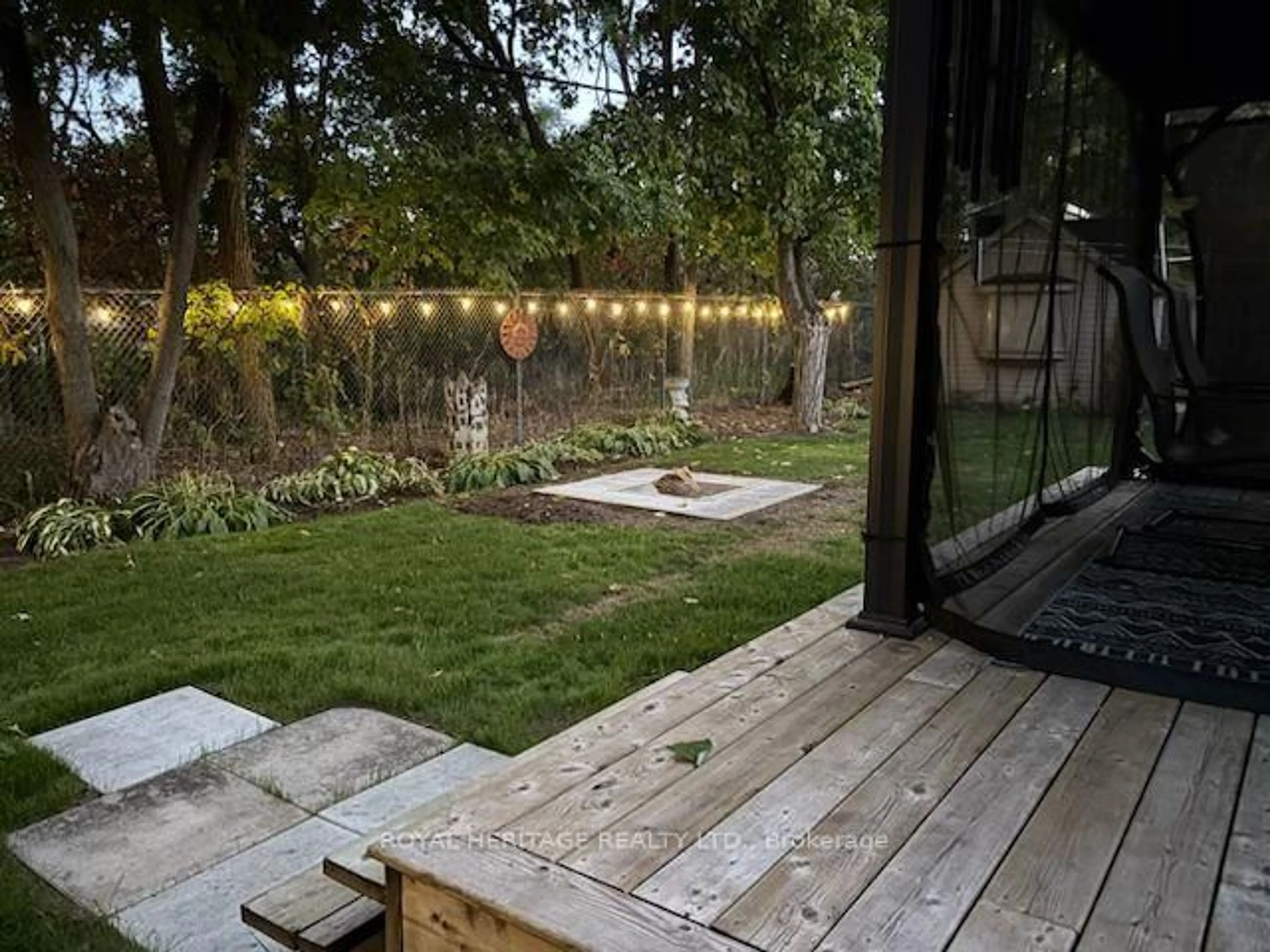 Patio, street for 731 Peterborough Ave, Selwyn Ontario K0L 1H0