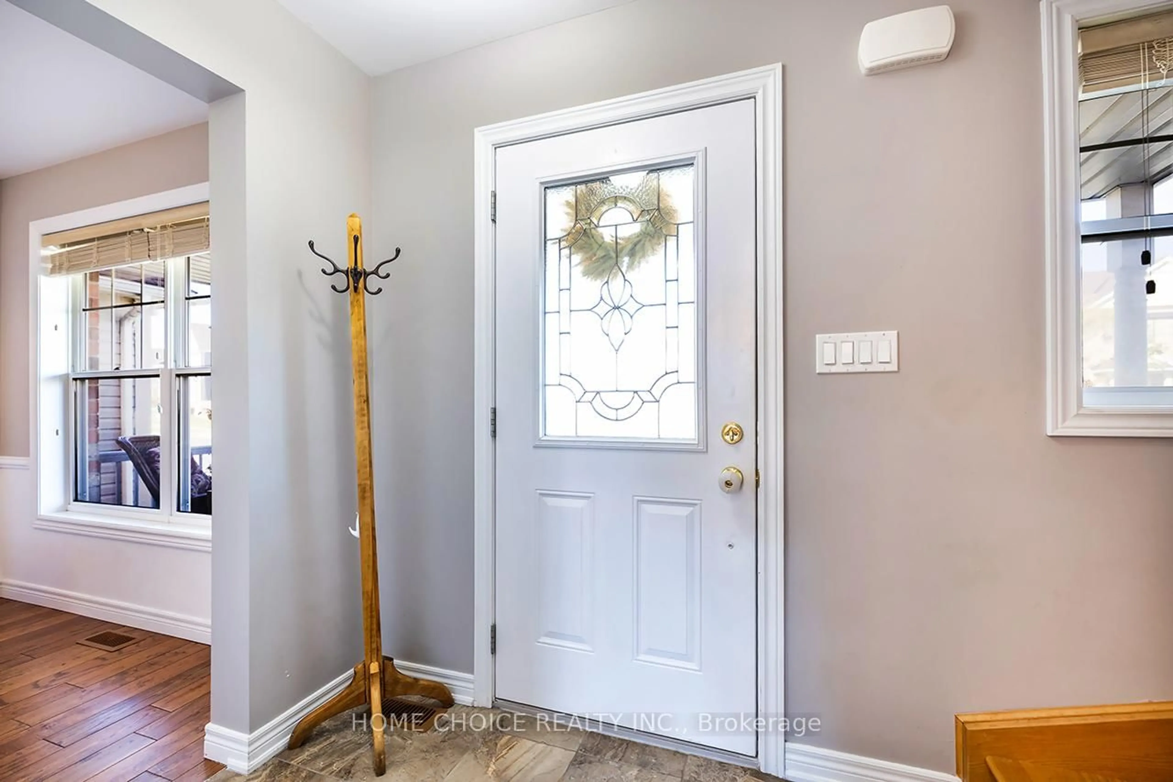 Indoor entryway for 912 Broadway Blvd, Peterborough Ontario K9H 0G8