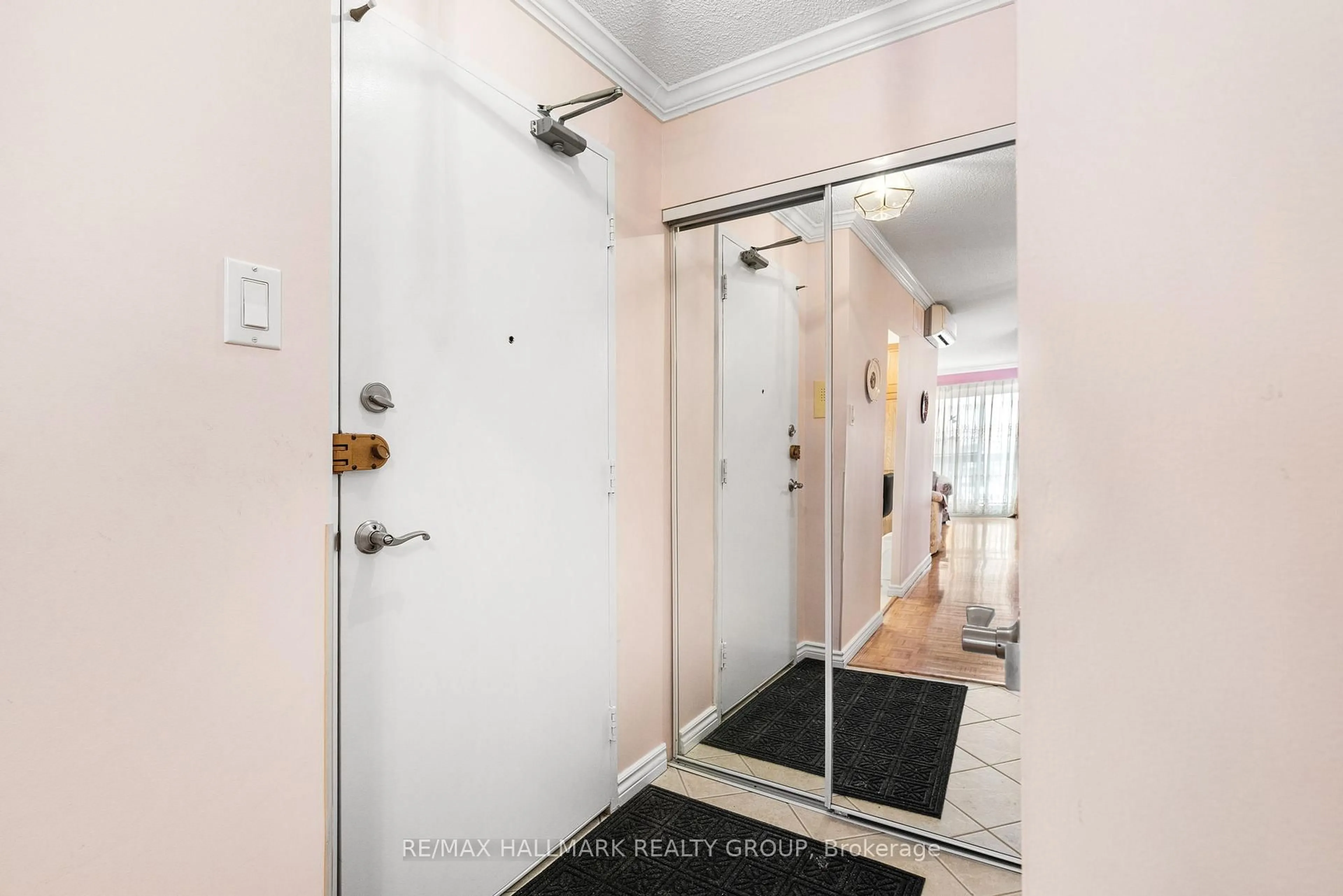 Indoor entryway for 158 B Mcarthur Ave #1007, Ottawa Ontario K1L 8C9