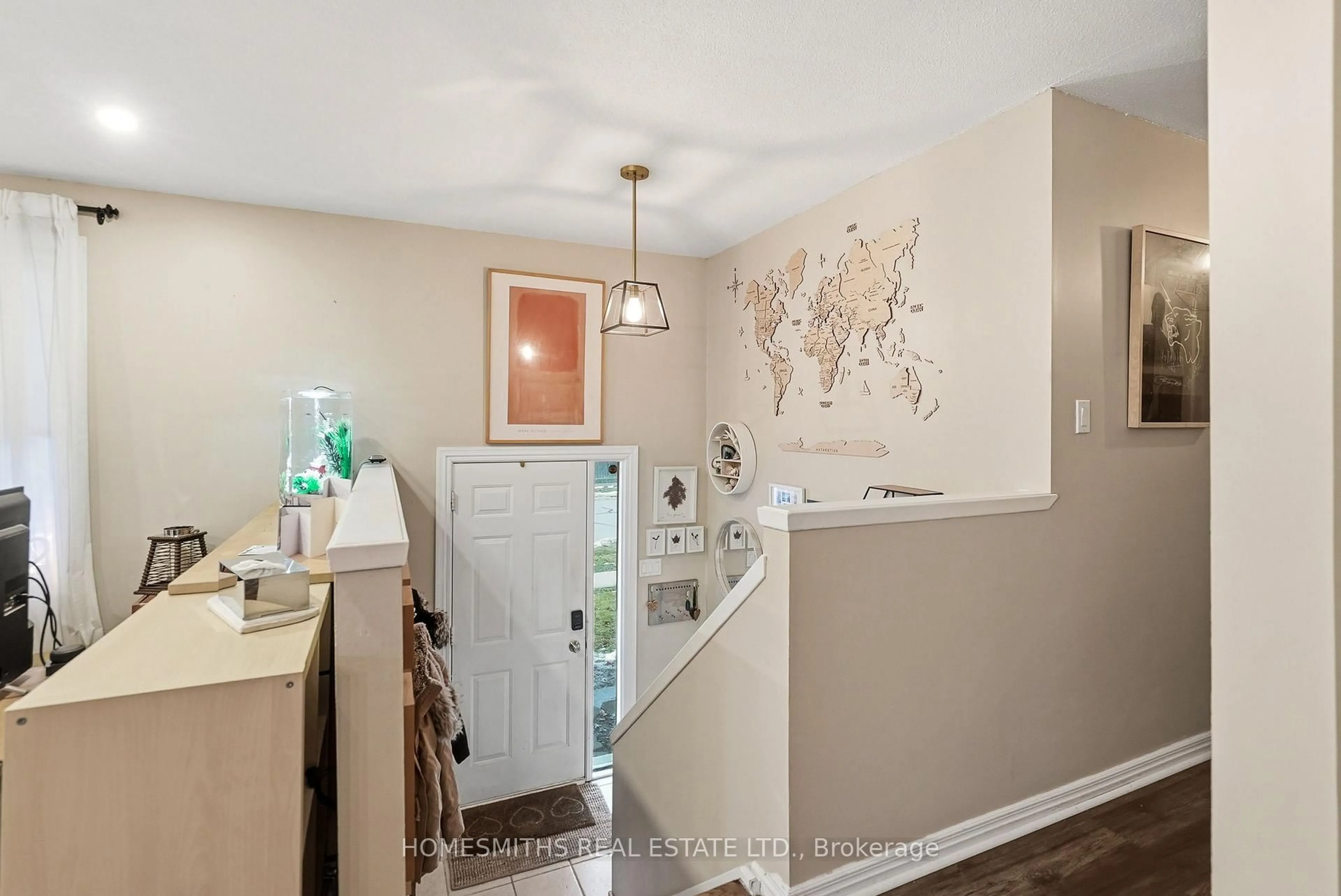 Indoor entryway for 495 Ewing St, Cobourg Ontario K9A 4N6