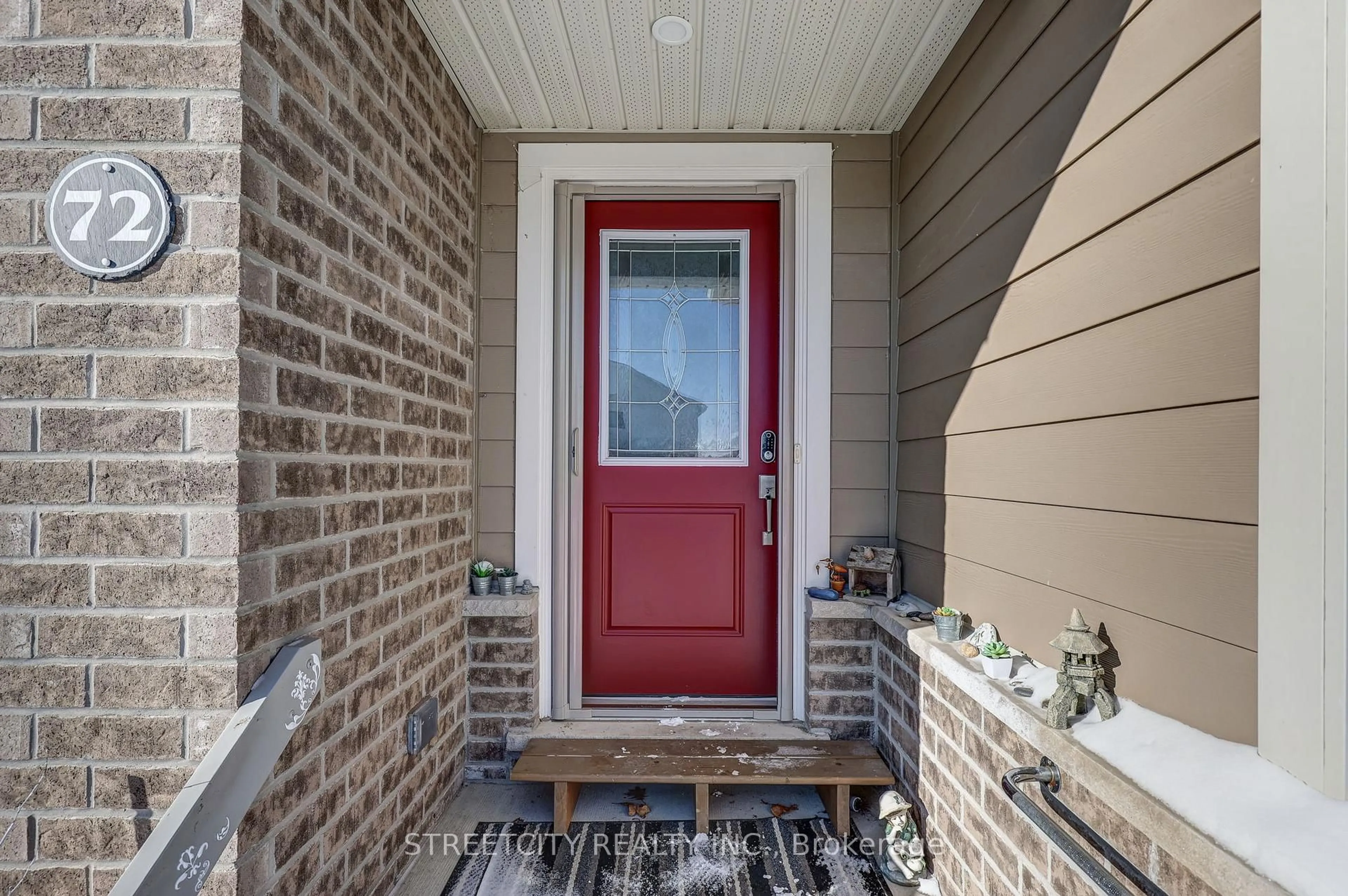 Indoor entryway for 72 Ashberry Pl, St. Thomas Ontario N5R 0H9