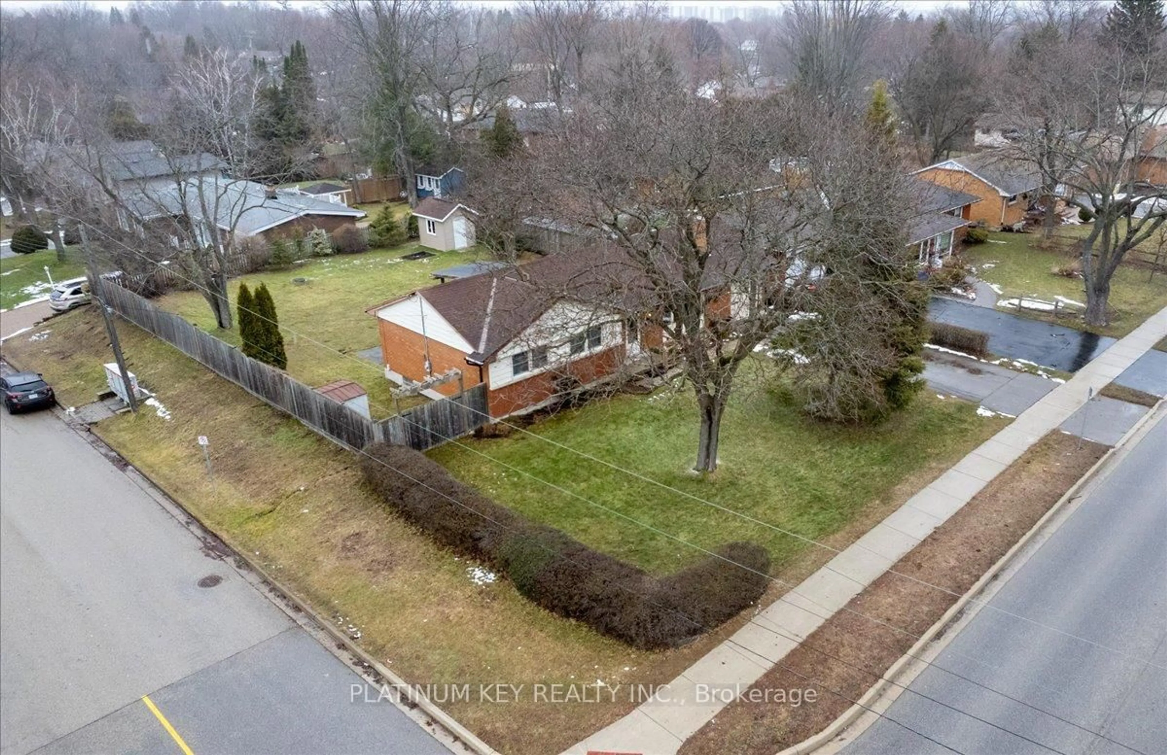 A pic from outside/outdoor area/front of a property/back of a property/a pic from drone, street for 931 Valetta St, London North Ontario N6H 2Z4