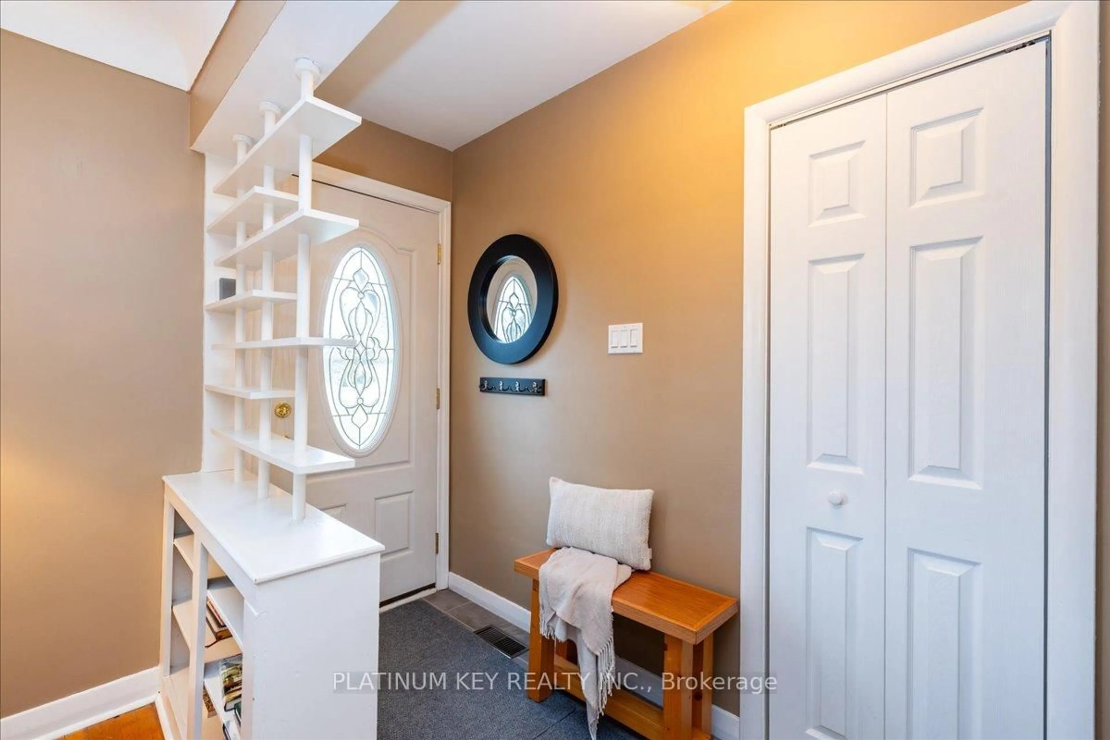 Indoor entryway for 931 Valetta St, London North Ontario N6H 2Z4