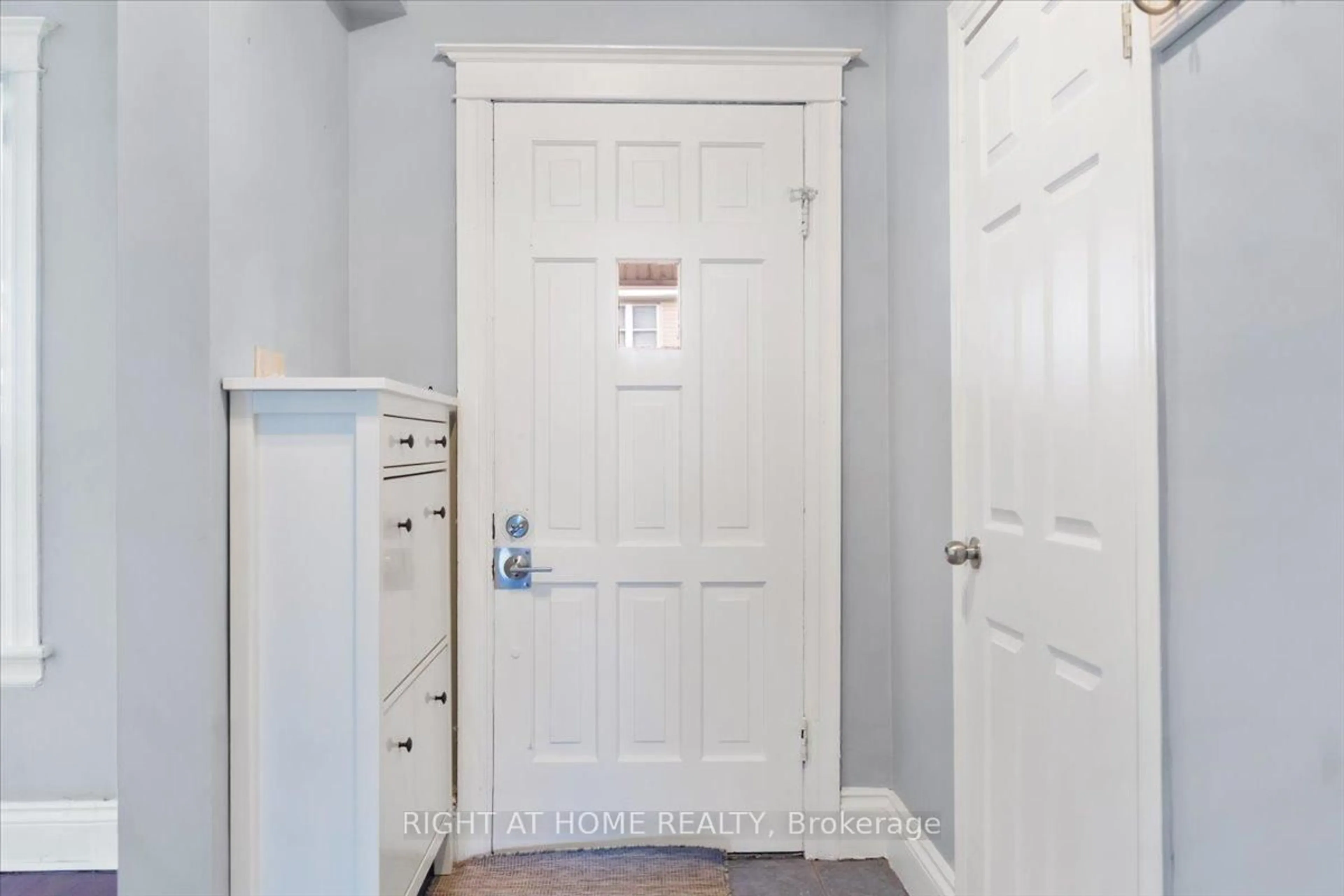 Indoor entryway for 75 Somerset Ave, Hamilton Ontario L8L 2L6